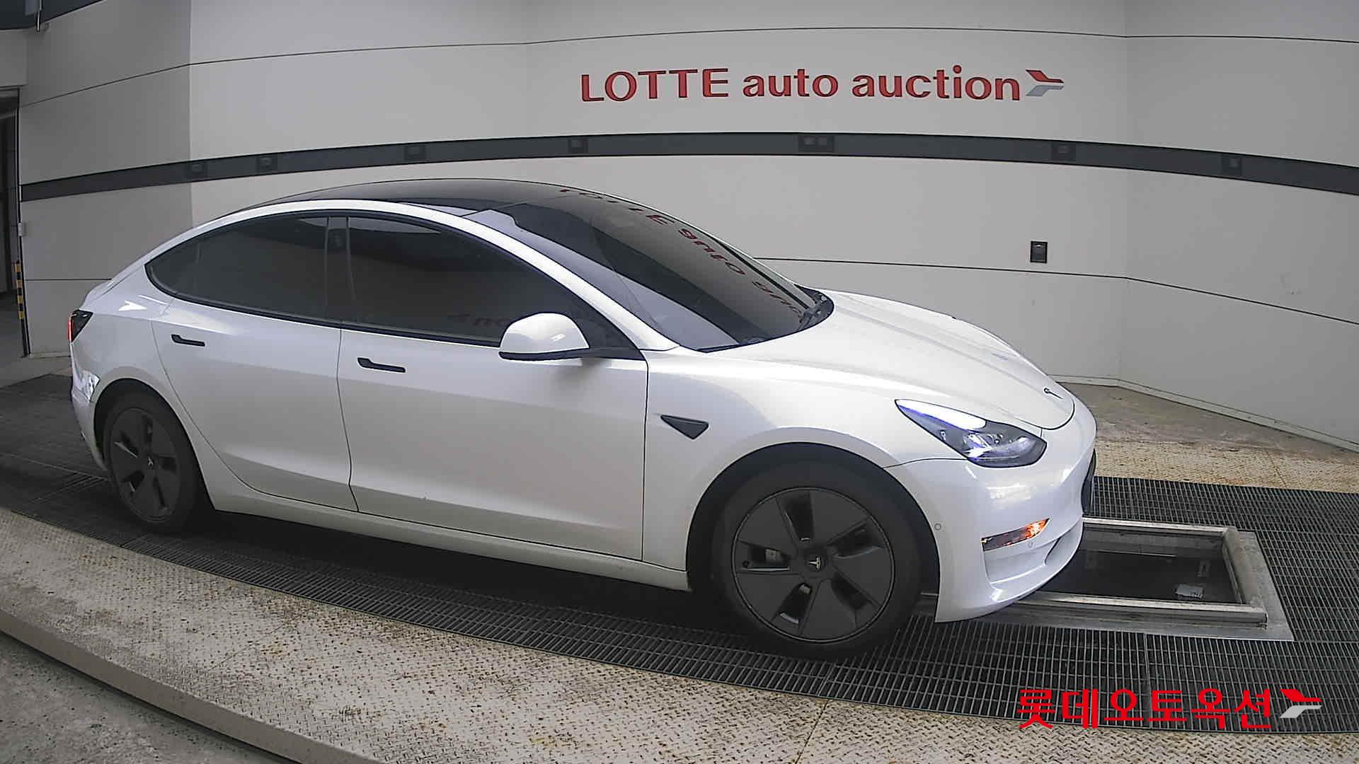 2022 - tesla model 3