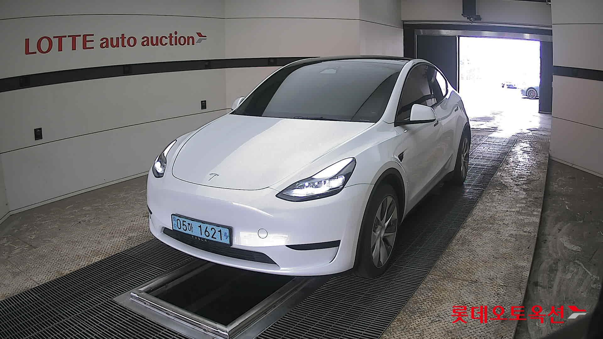 TESLA Model Y - 10