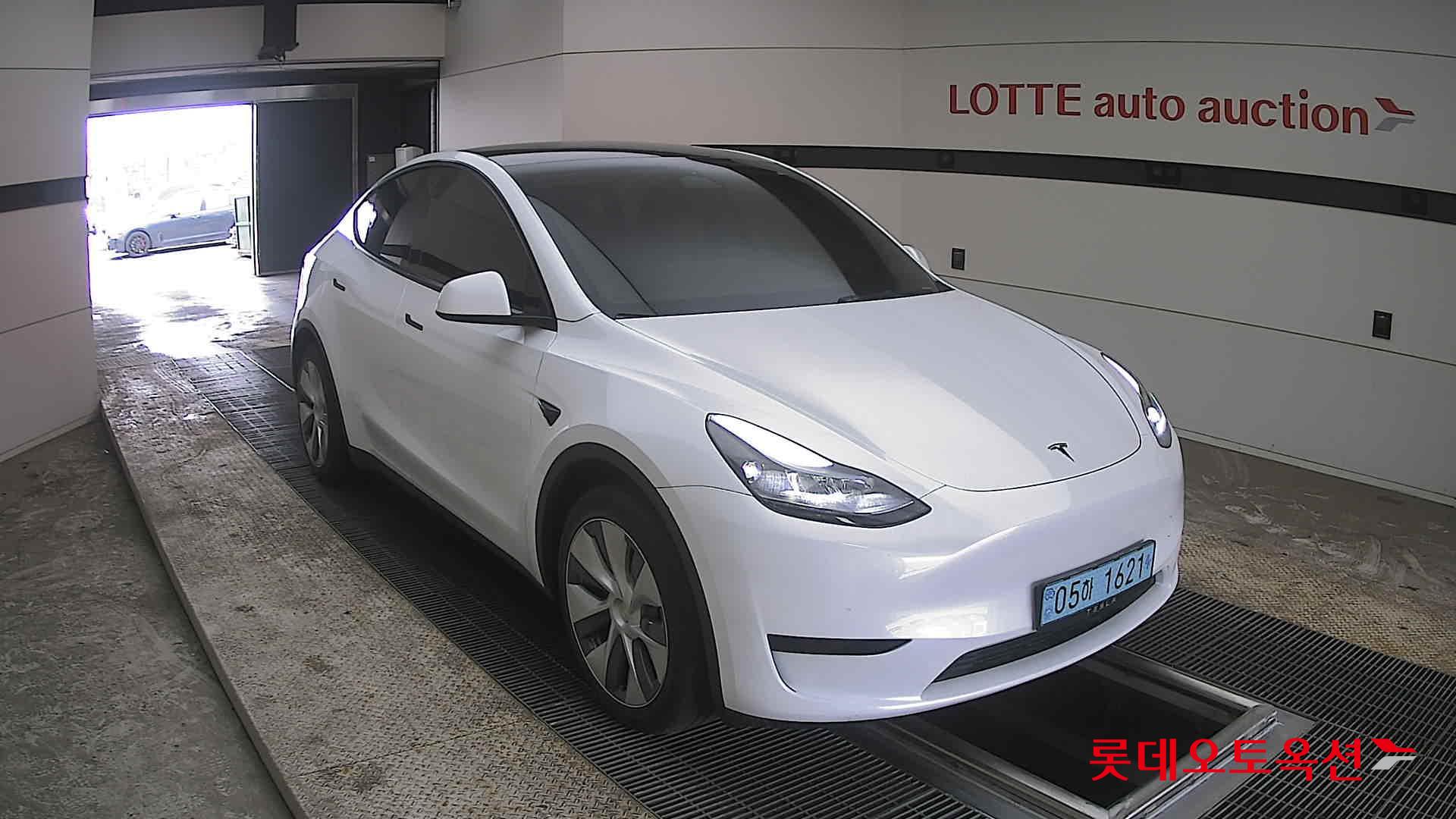 TESLA Model Y - 6