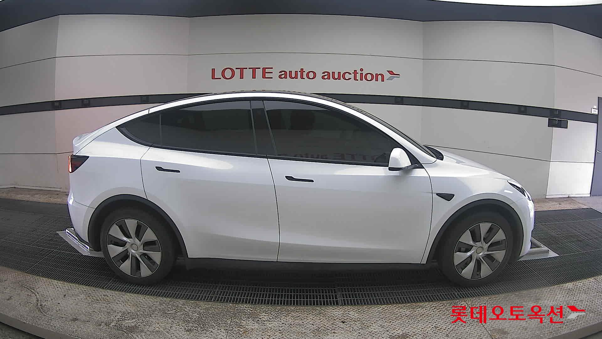 TESLA Model Y - 21