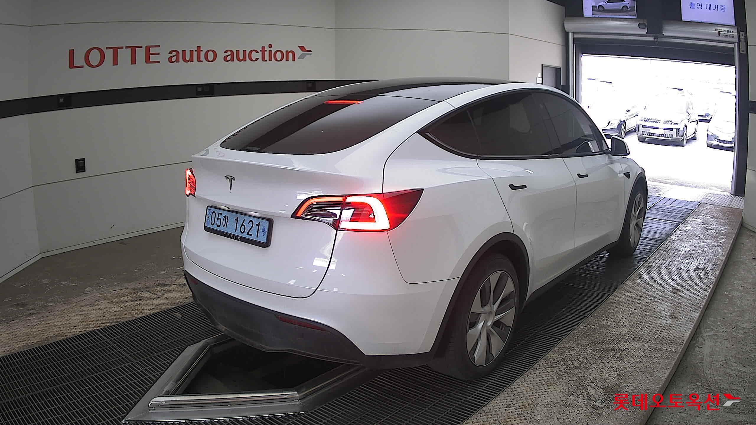 TESLA Model Y - 5