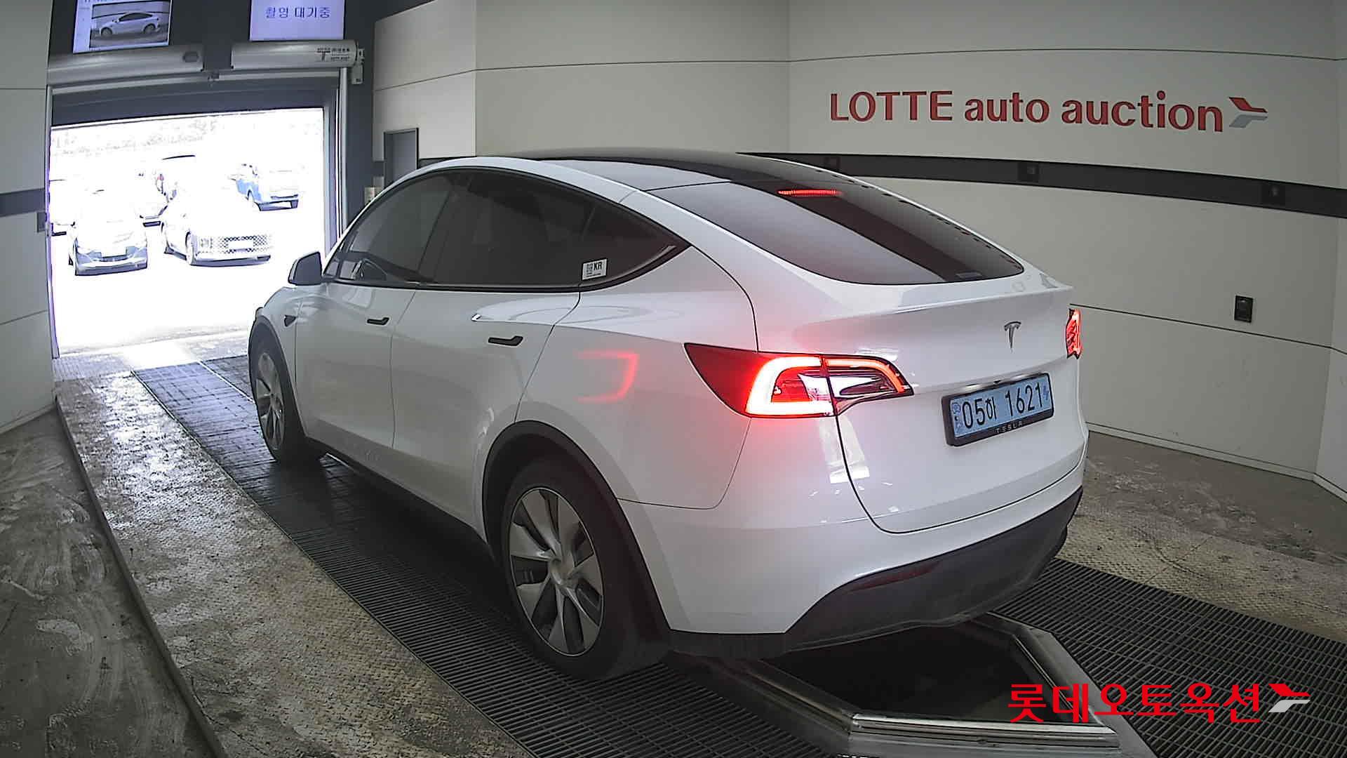 TESLA Model Y - 4
