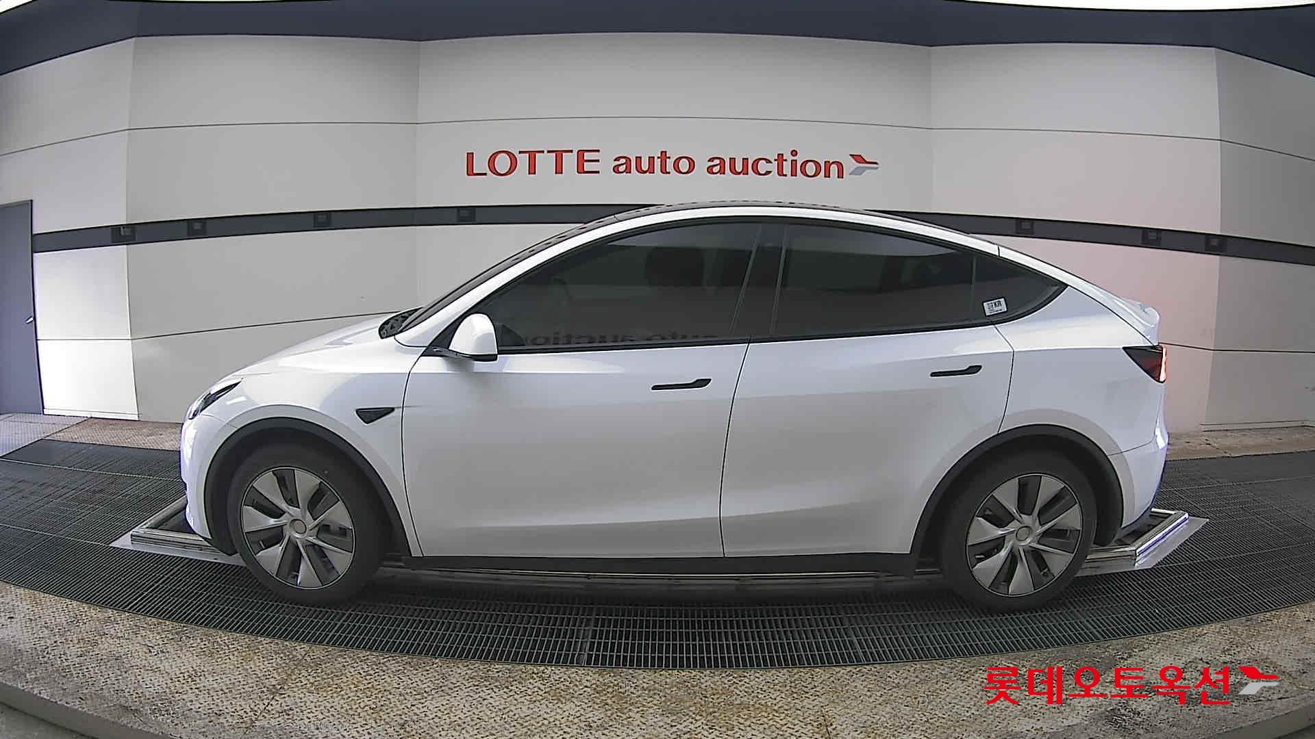 TESLA Model Y - 13