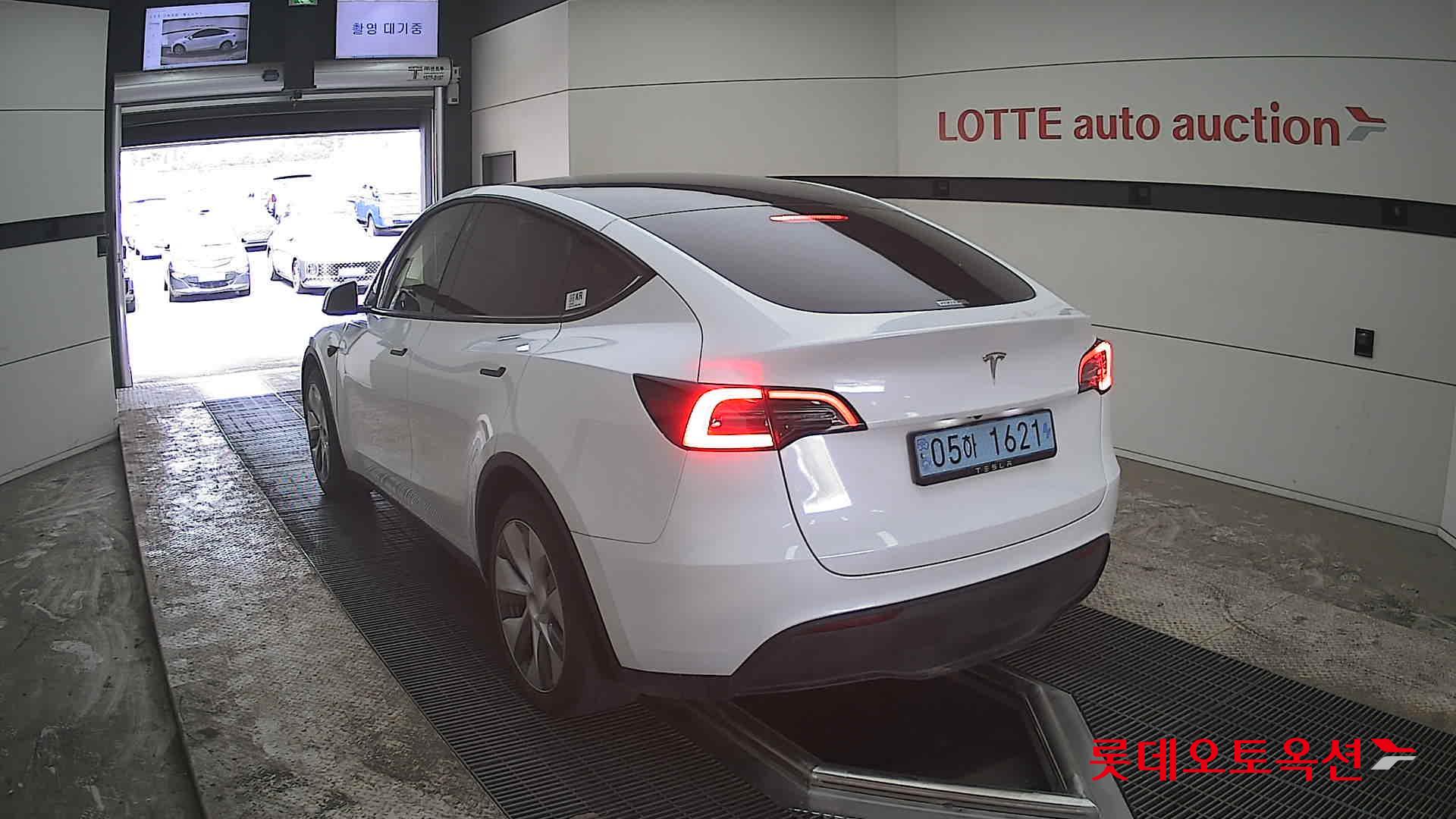 TESLA Model Y - 16
