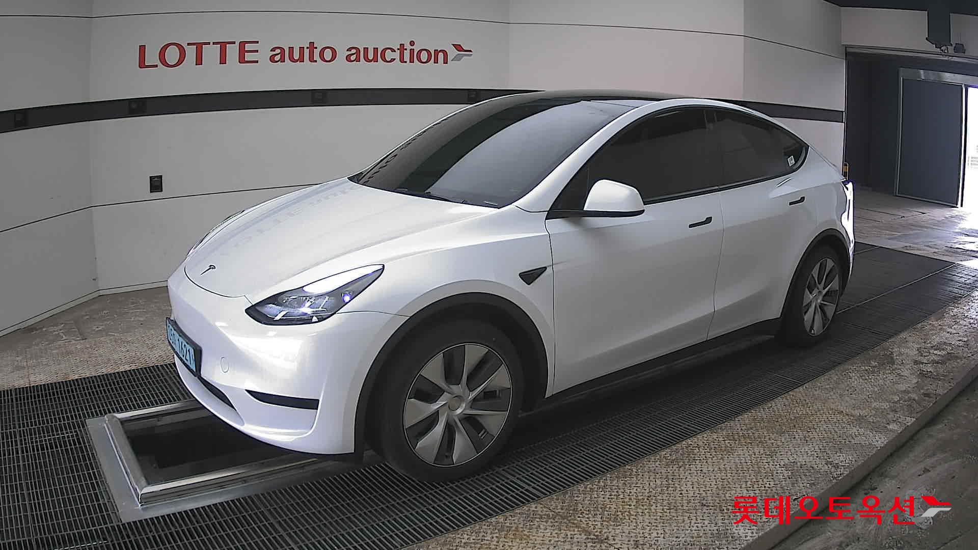TESLA Model Y - 11