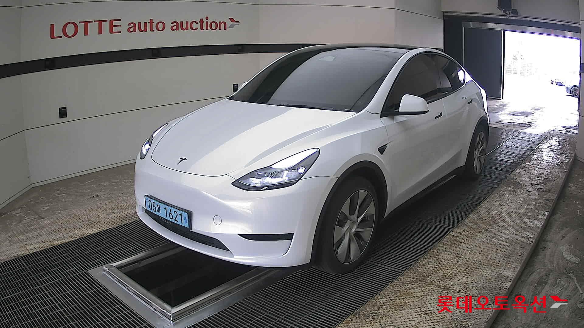 TESLA Model Y - 3