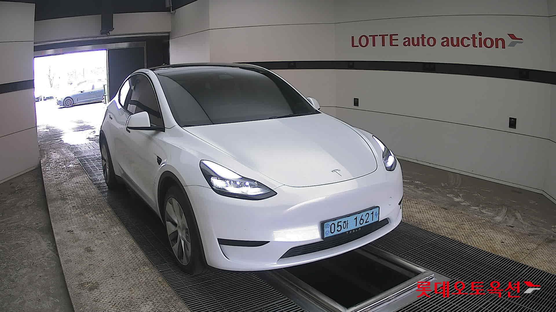 TESLA Model Y - 24