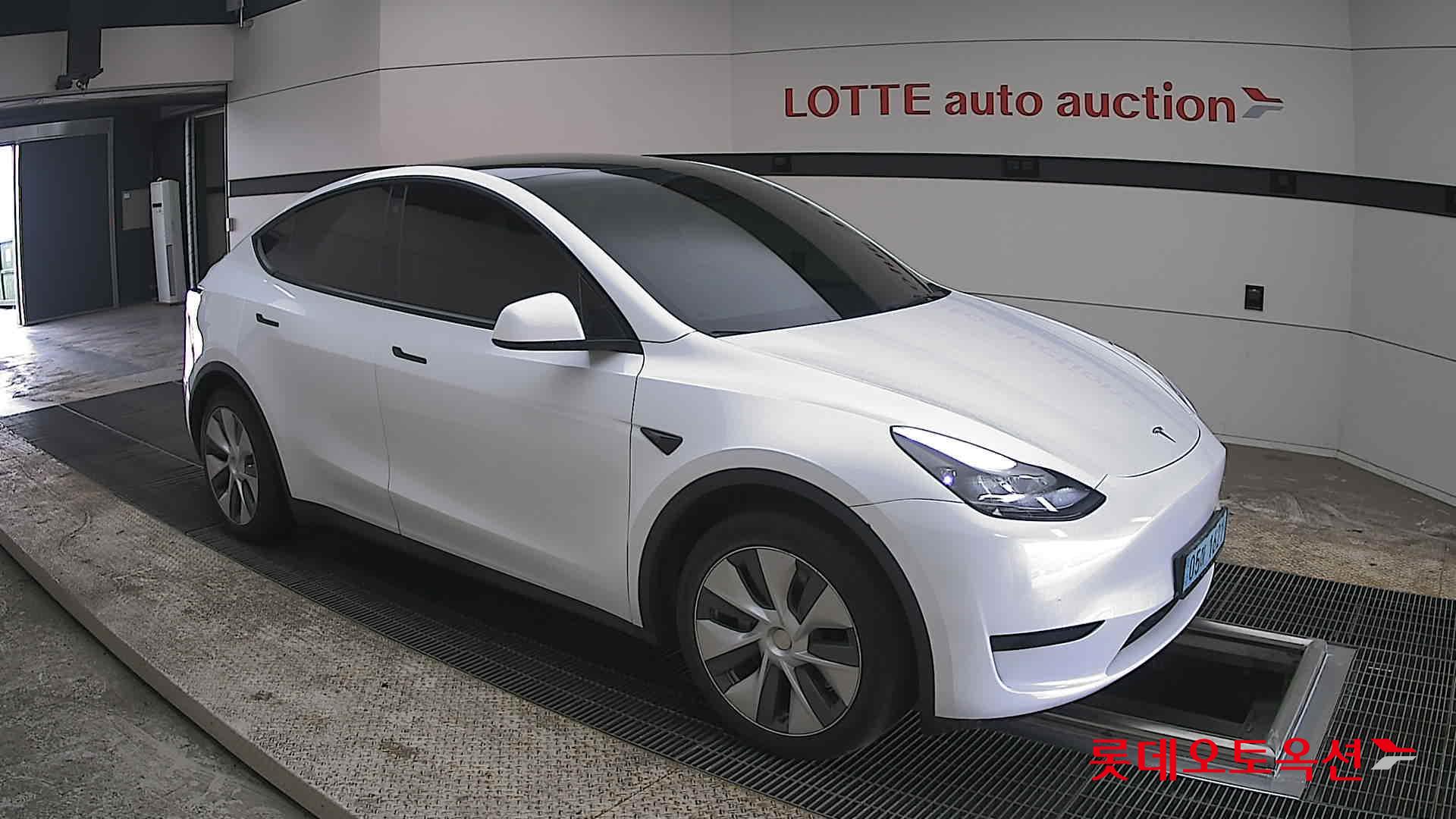 TESLA Model Y - 23
