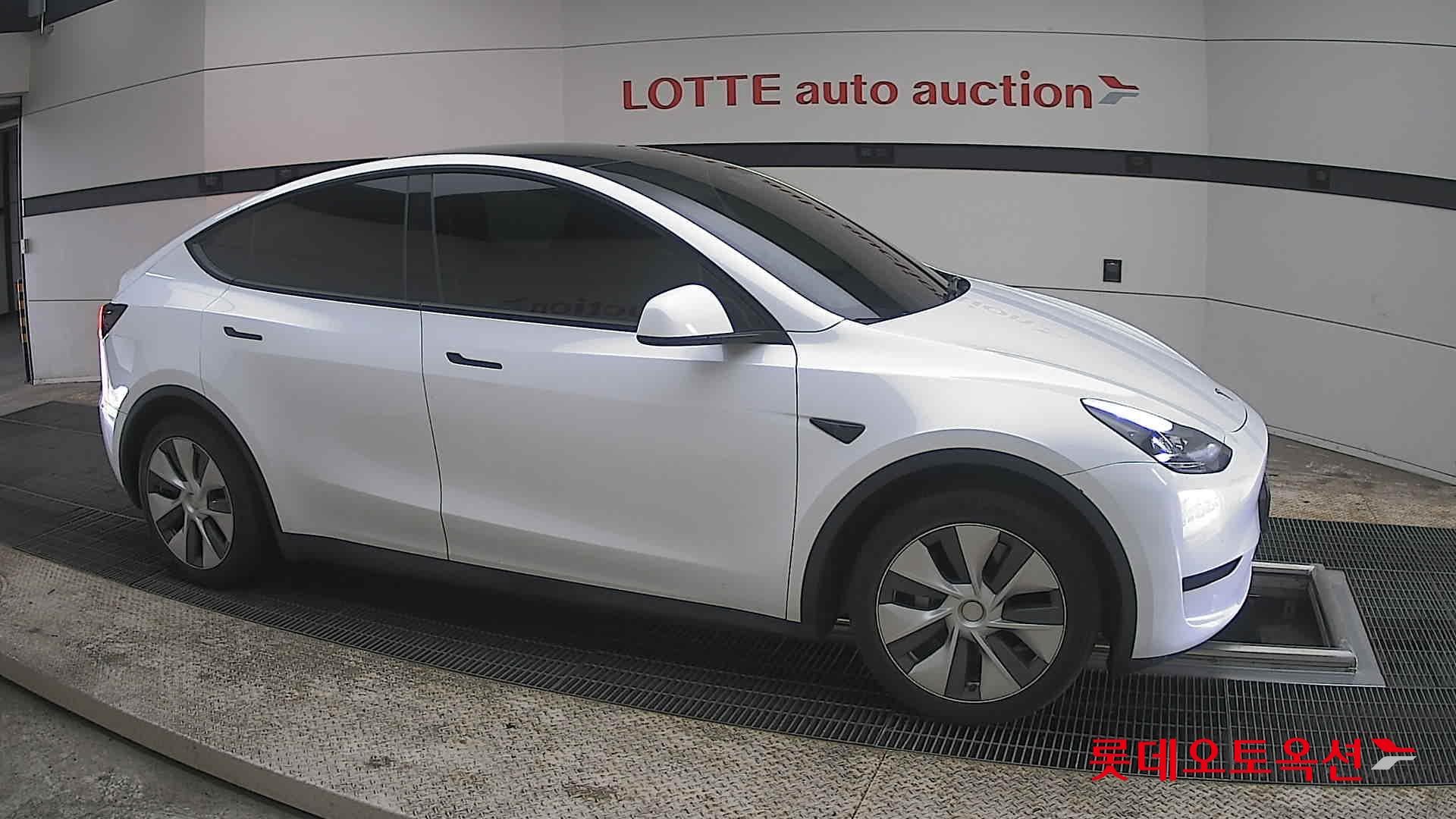 TESLA Model Y - 22