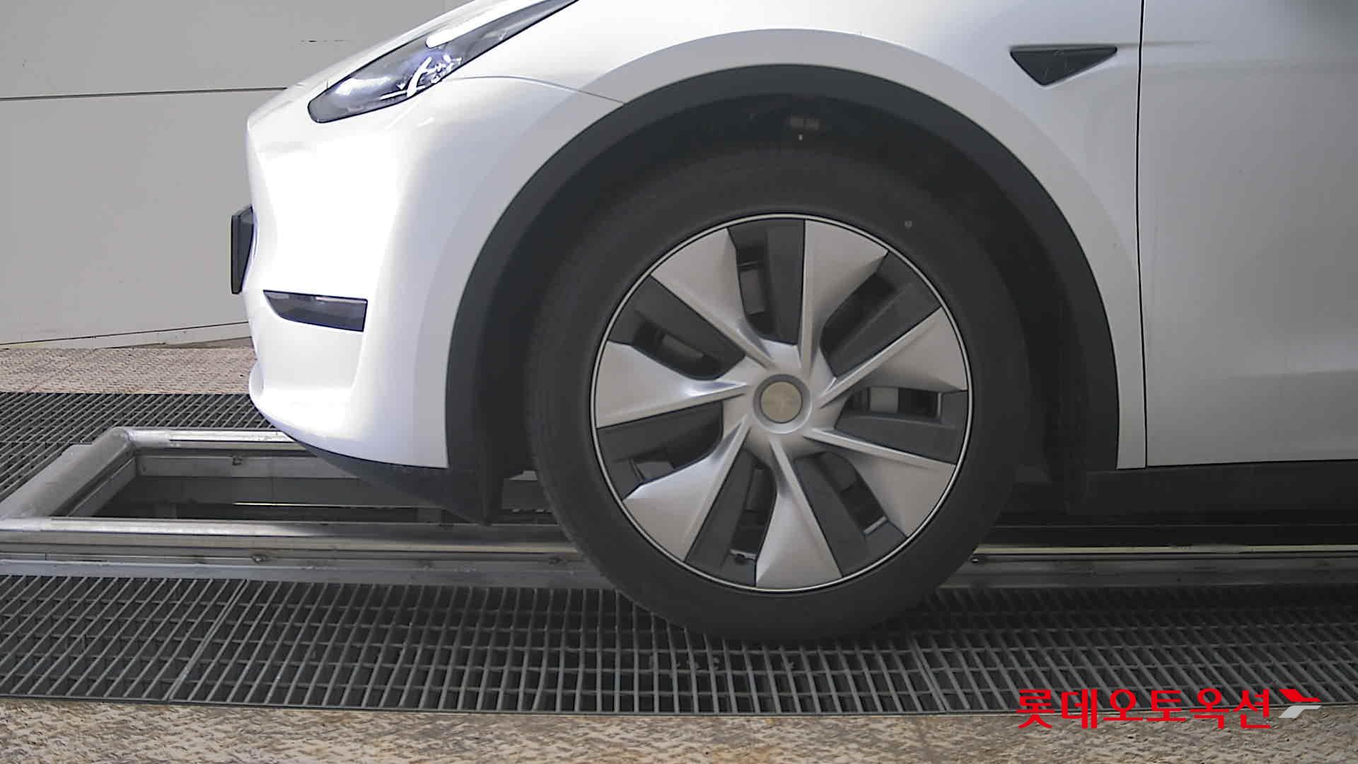 TESLA Model Y - 25