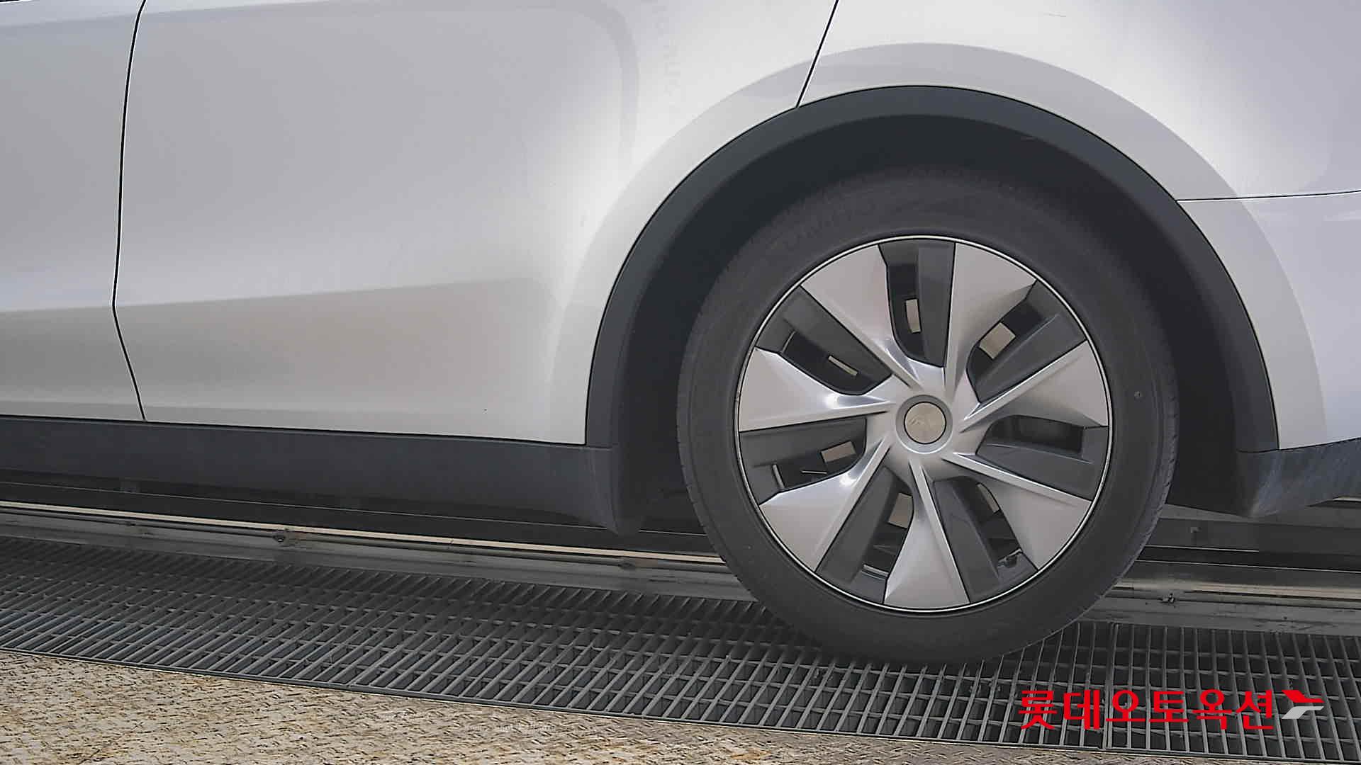 TESLA Model Y - 26