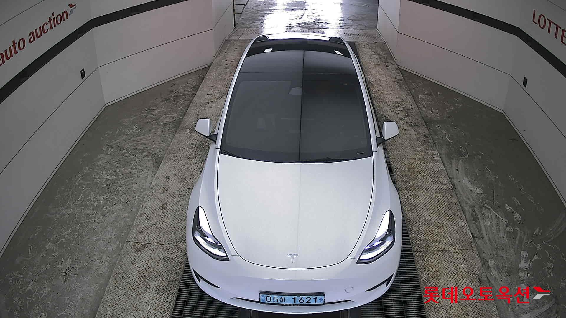 TESLA Model Y - 7
