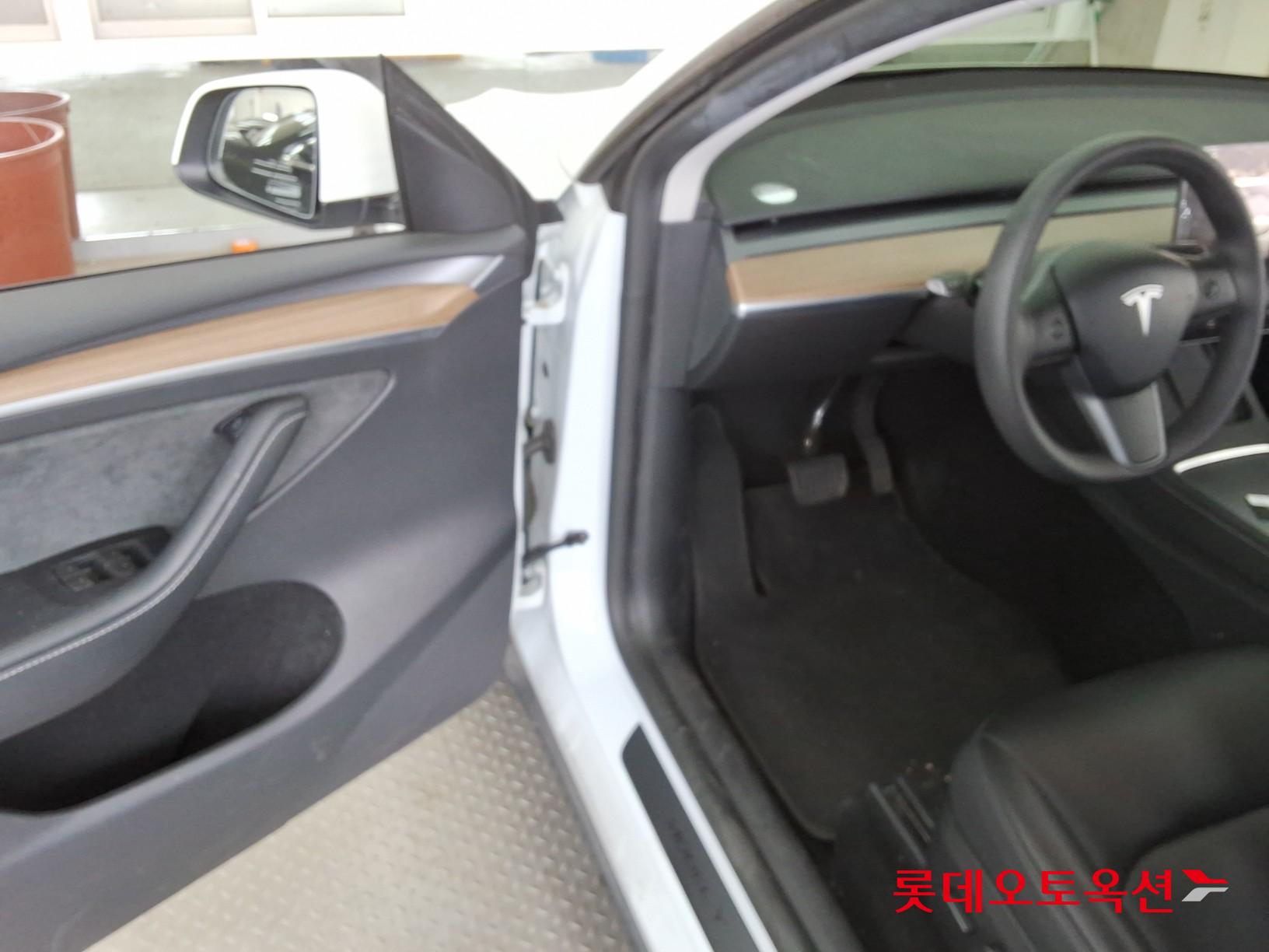 TESLA Model Y - 36