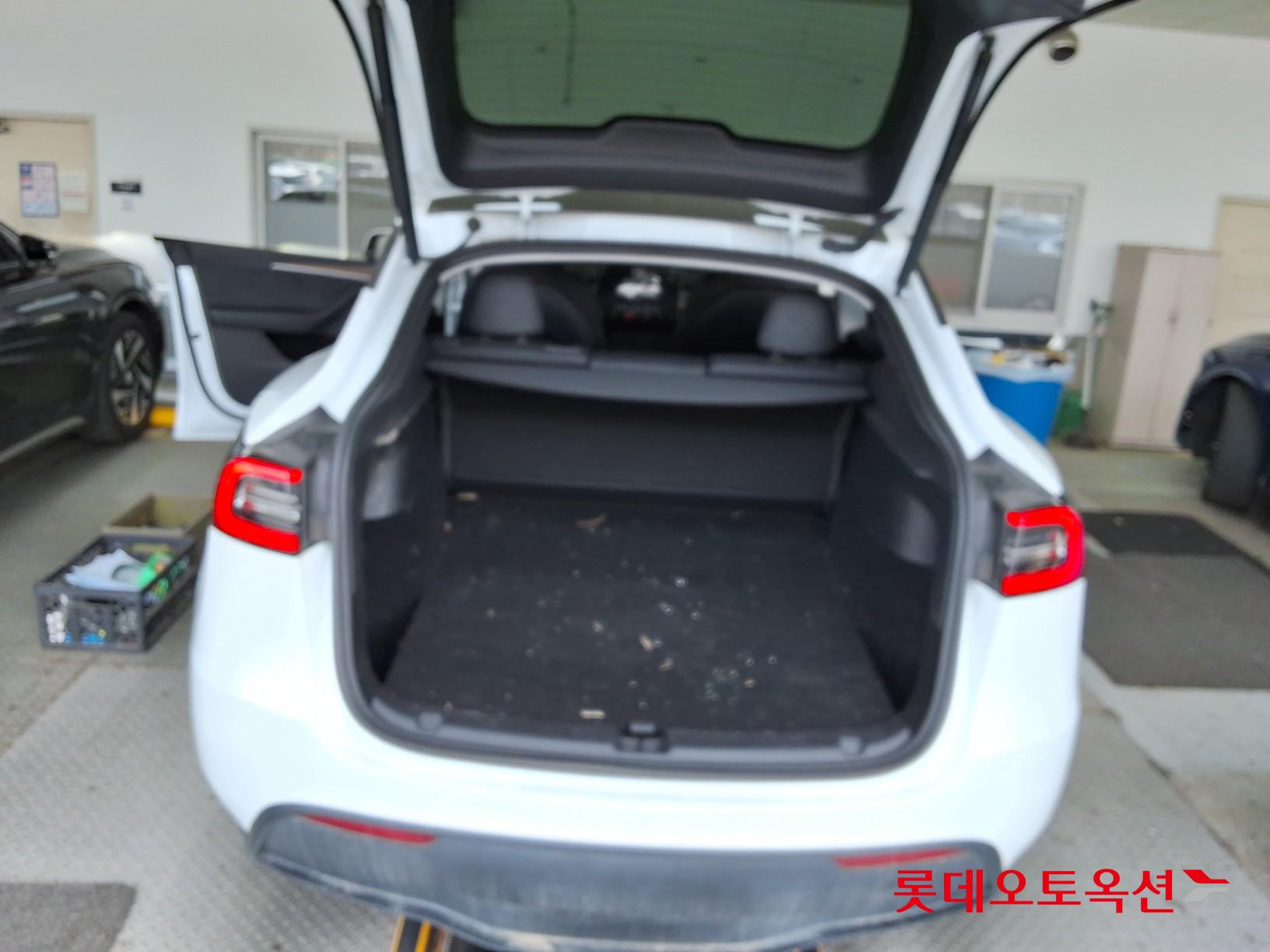 TESLA Model Y - 9