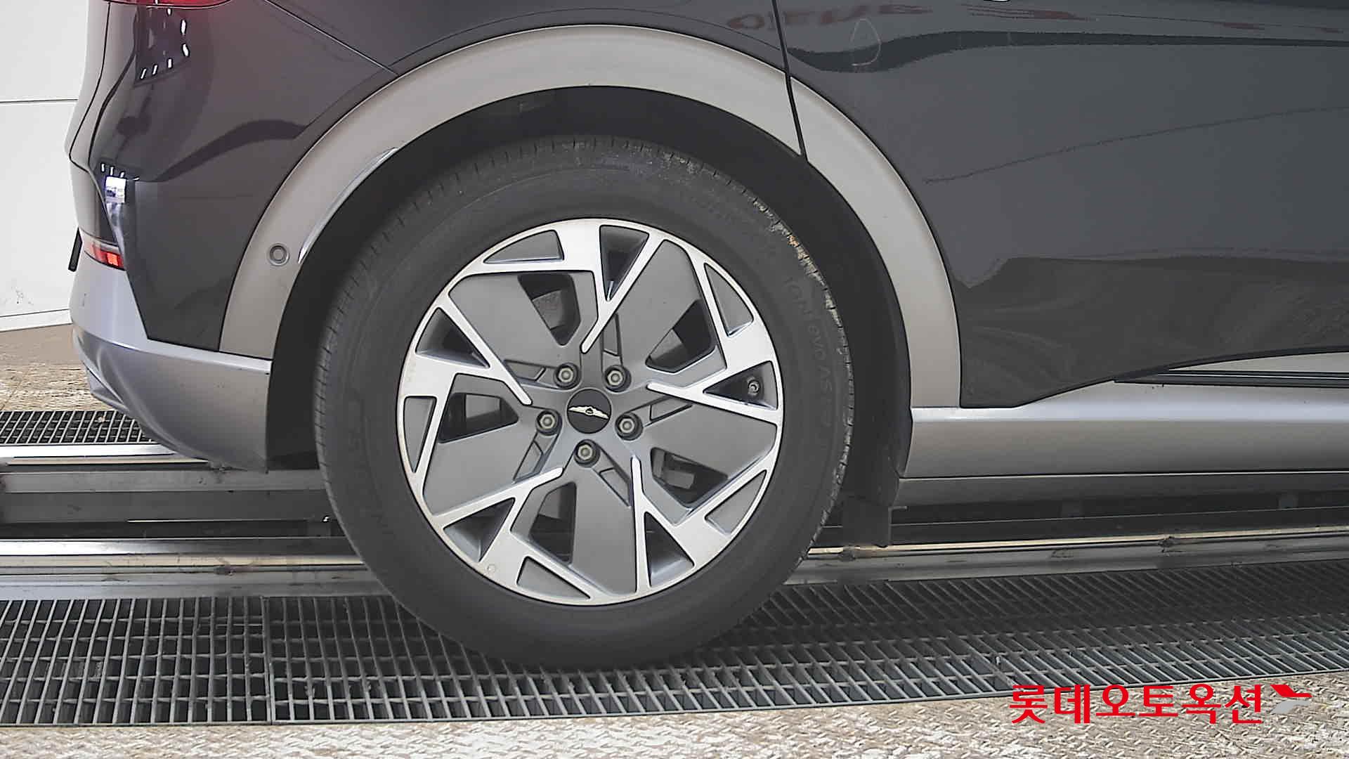 جينسس جي في 60