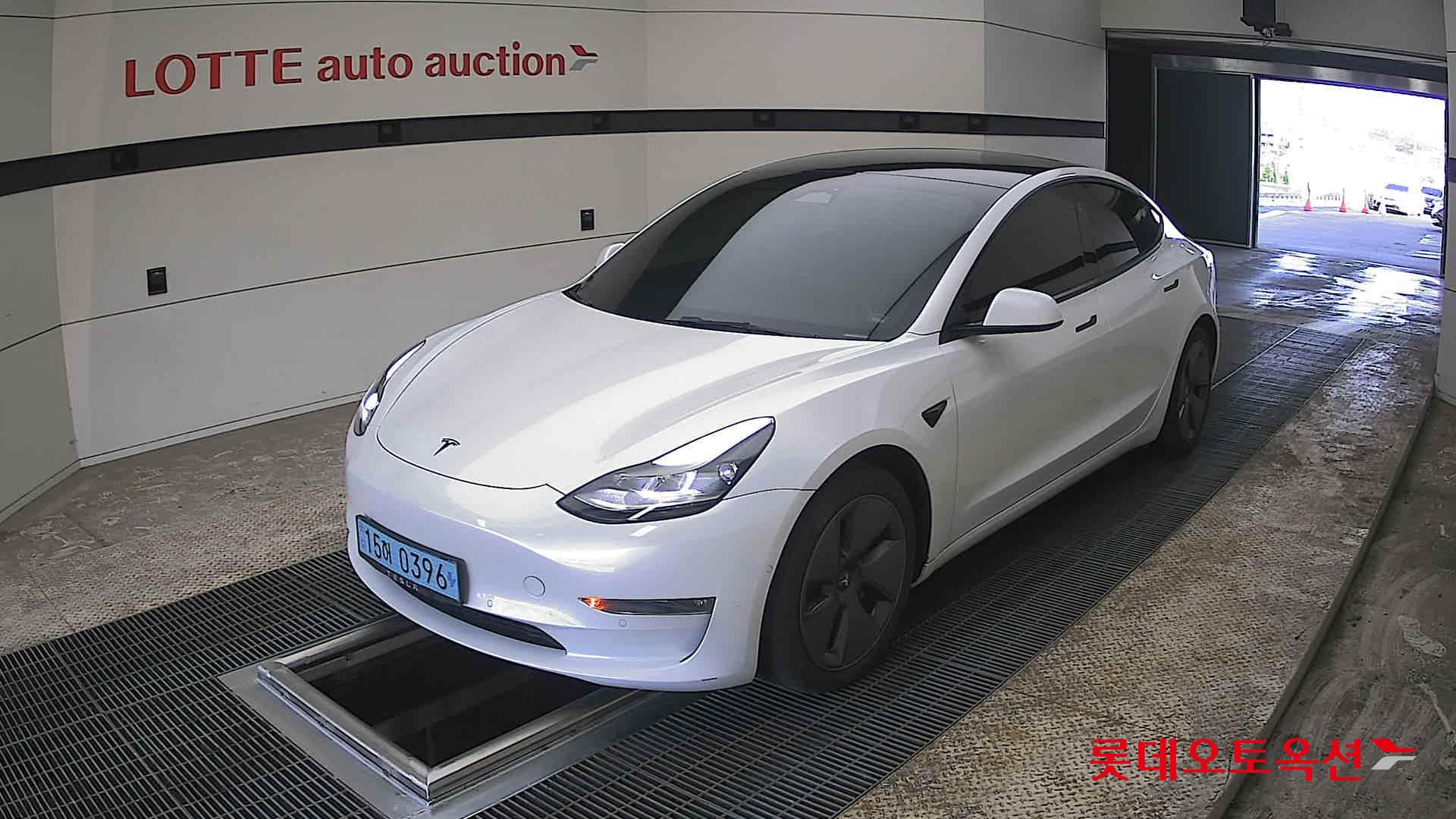 Tesla Model 3 - 3