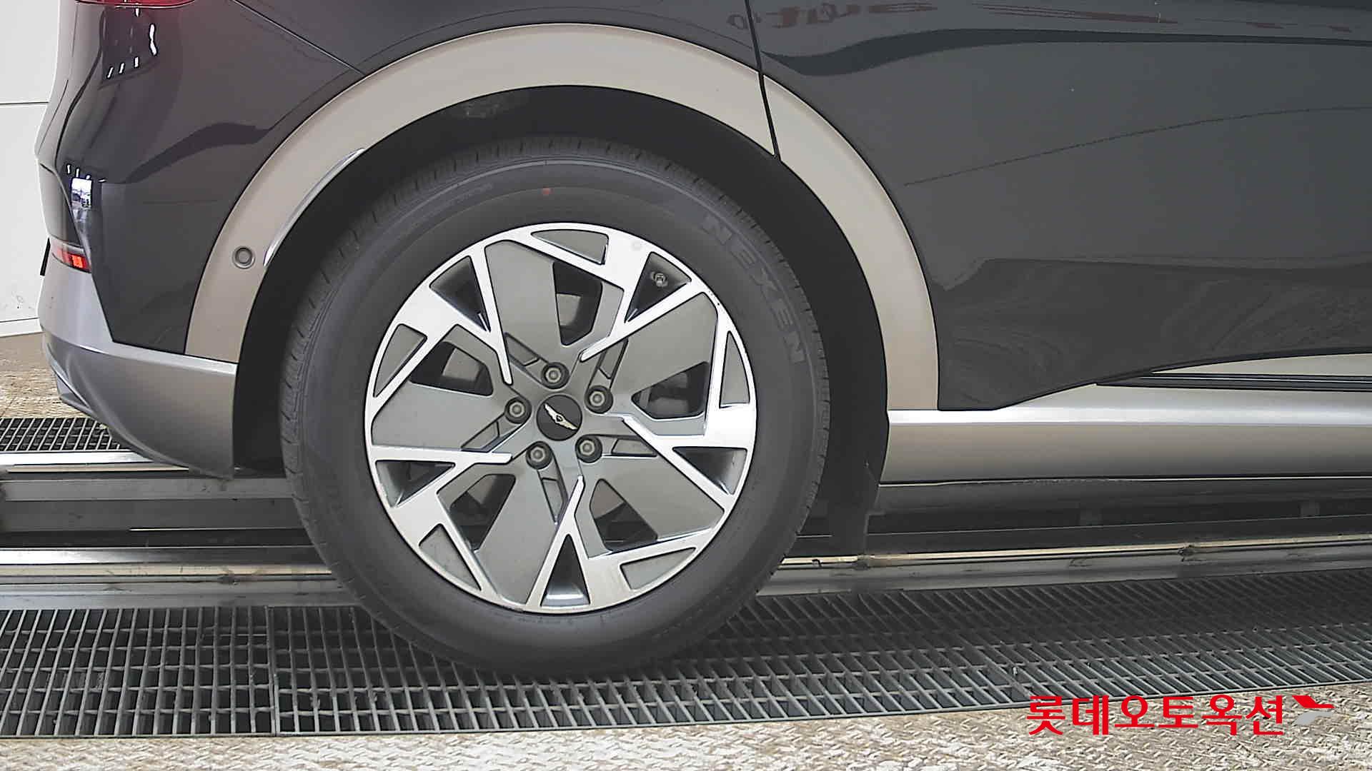 جينسس جي في 60