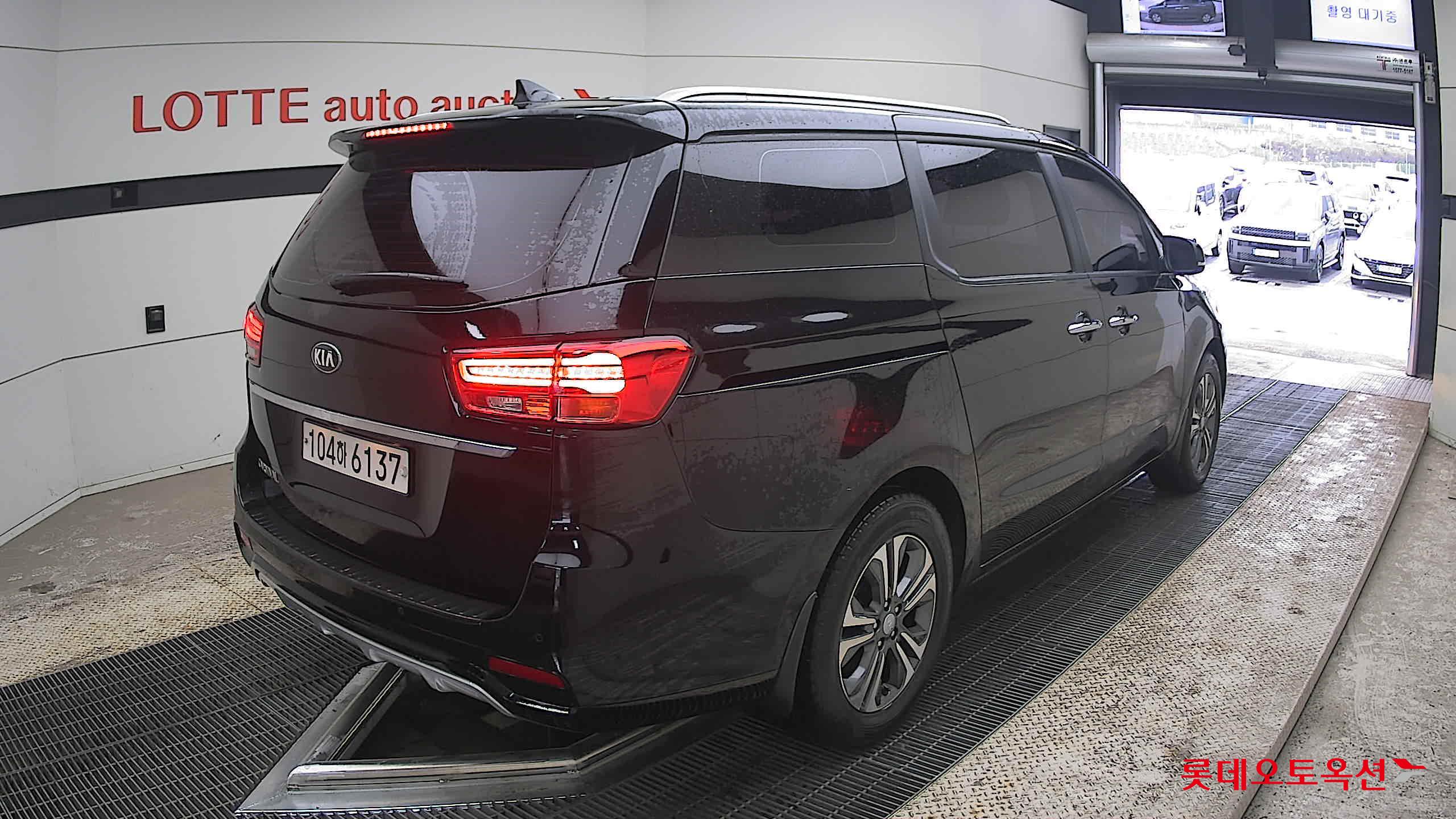Kia New Carnival - 5