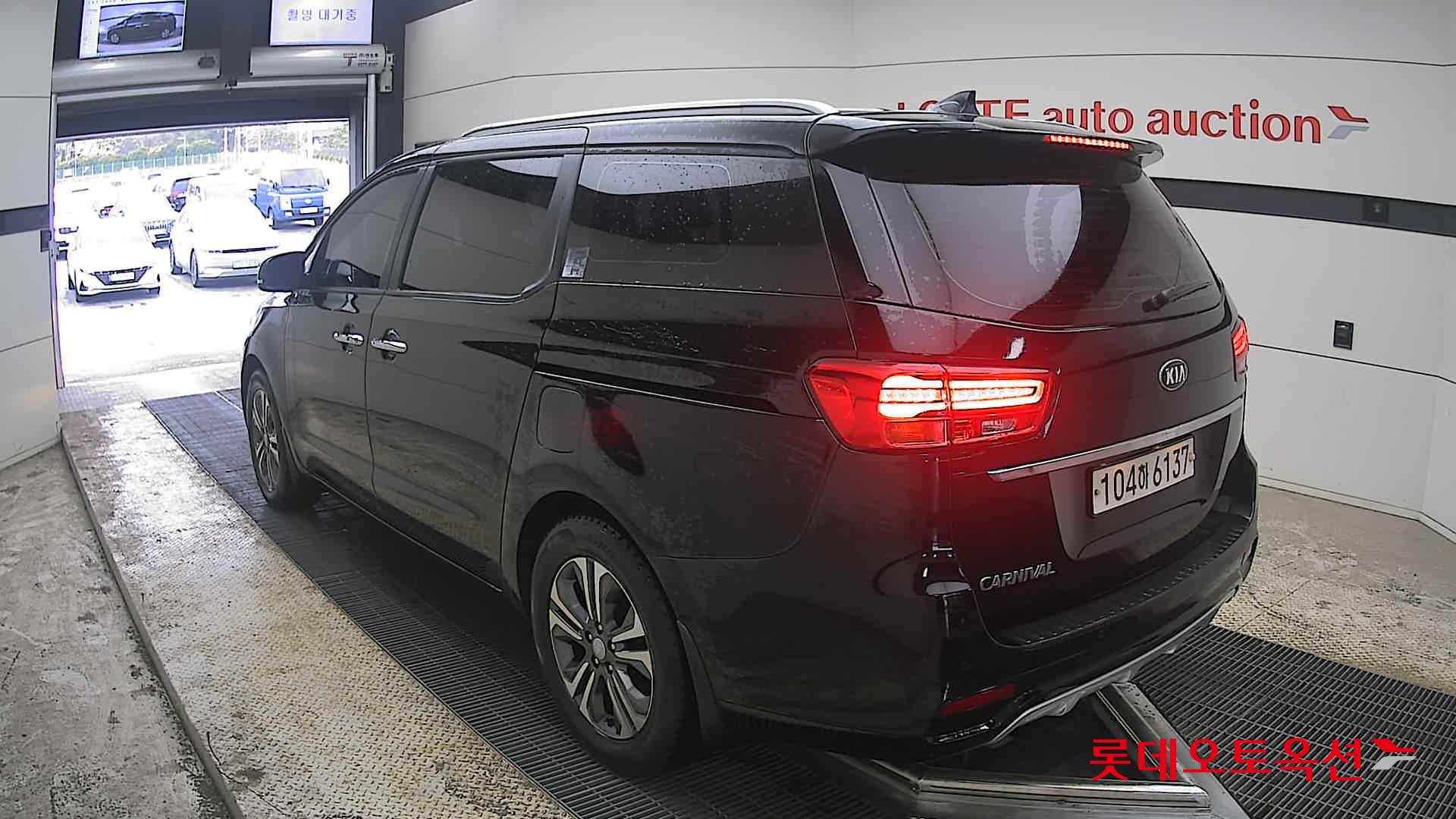 Kia New Carnival - 4