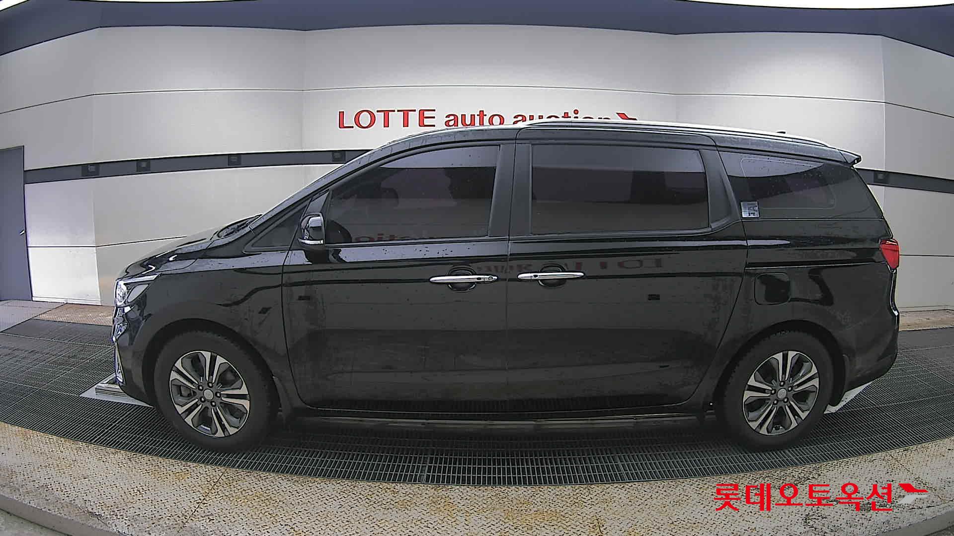 Kia New Carnival - 13