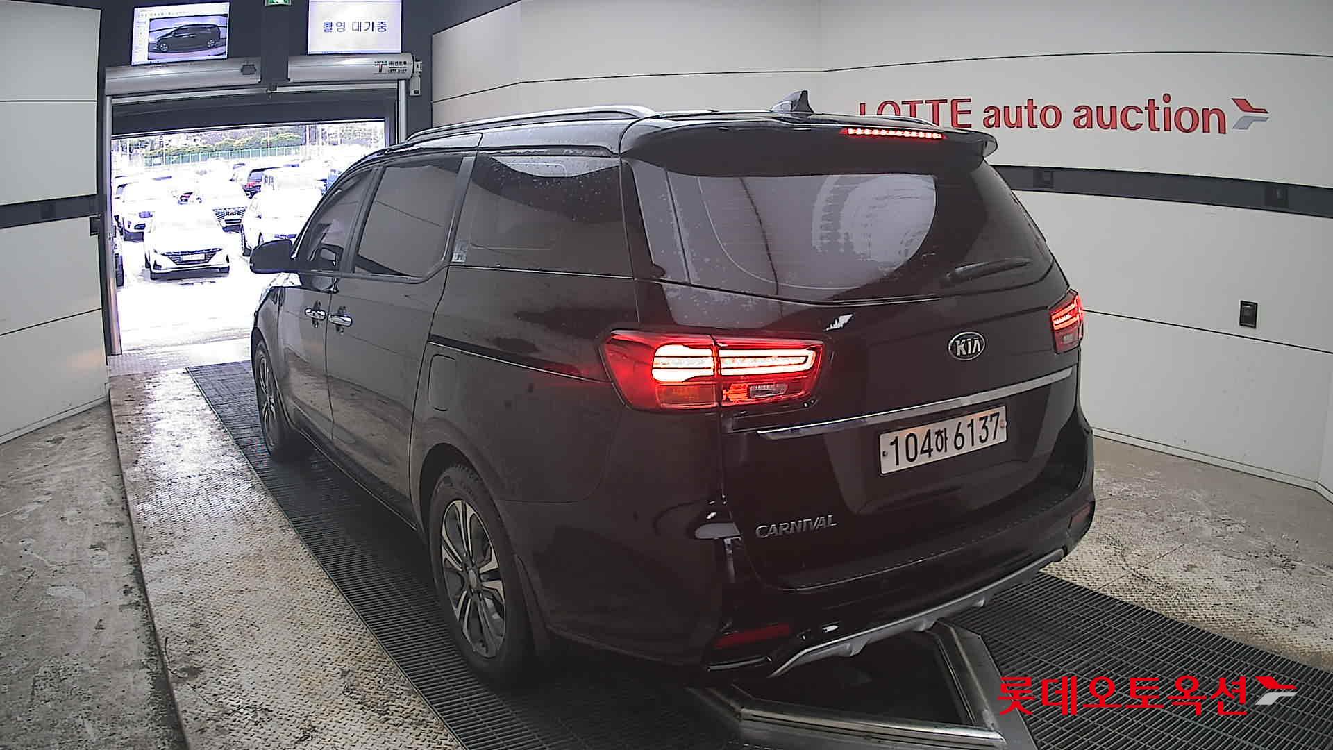 Kia New Carnival - 16