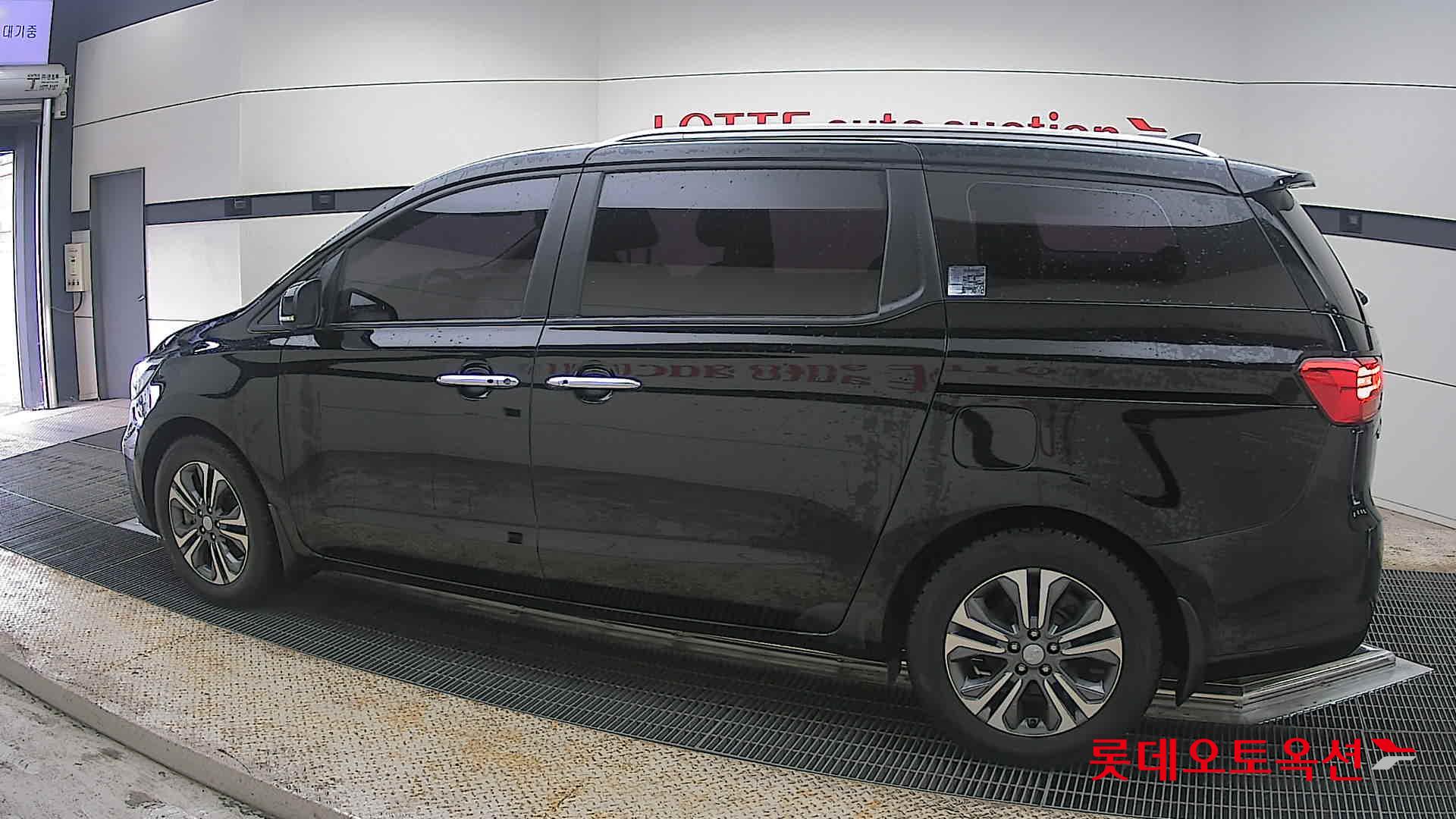 Kia New Carnival - 14