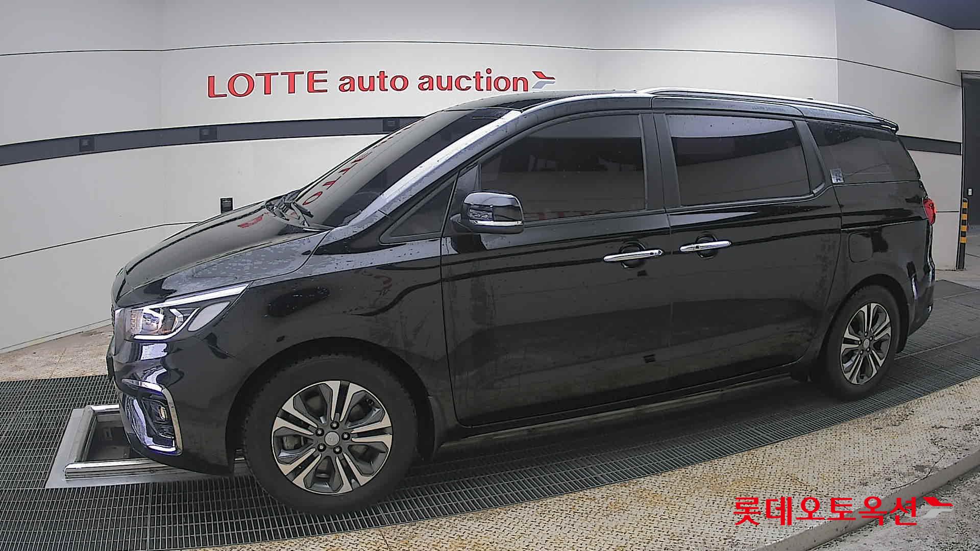 Kia New Carnival - 12