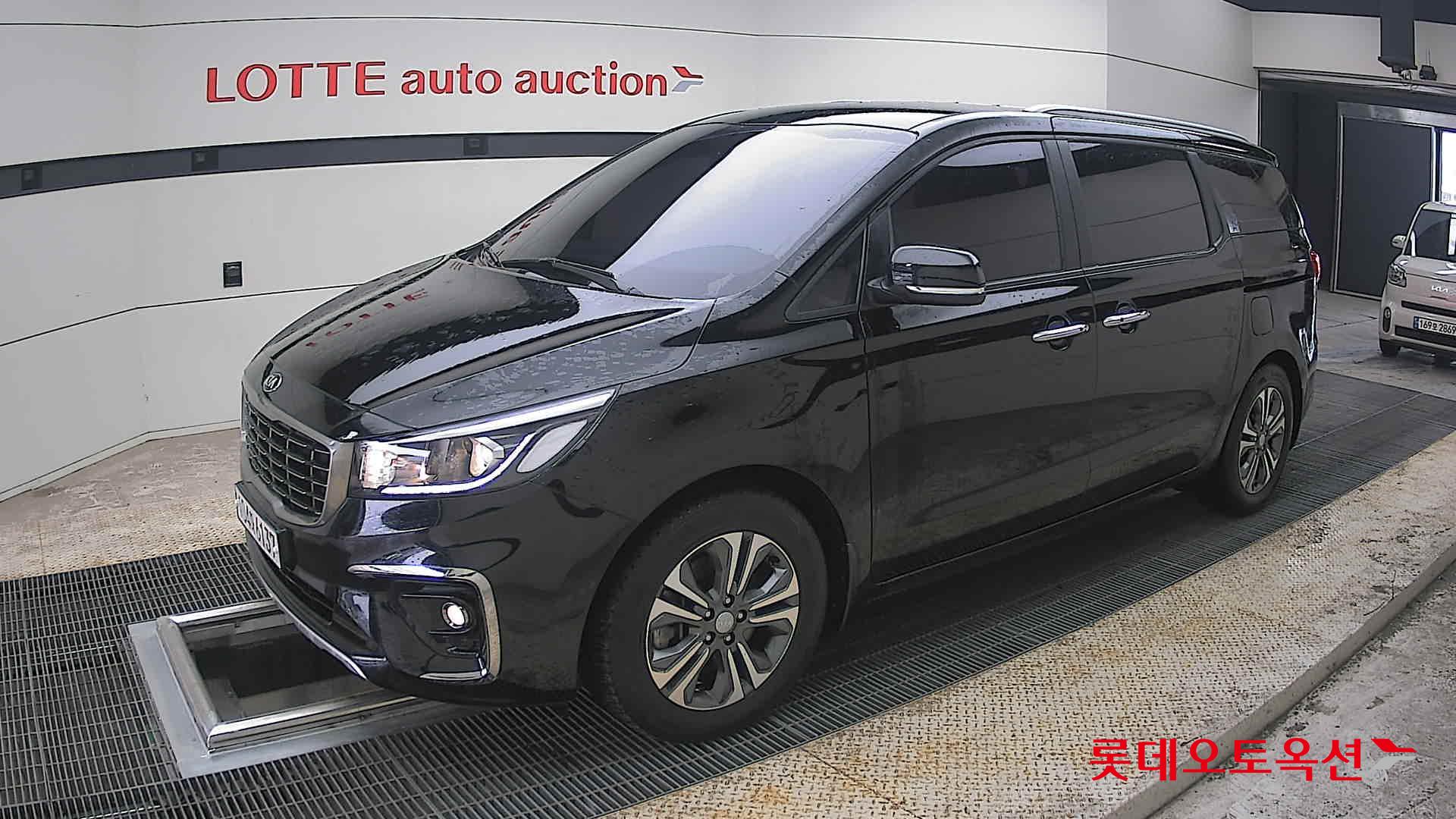 Kia New Carnival - 11