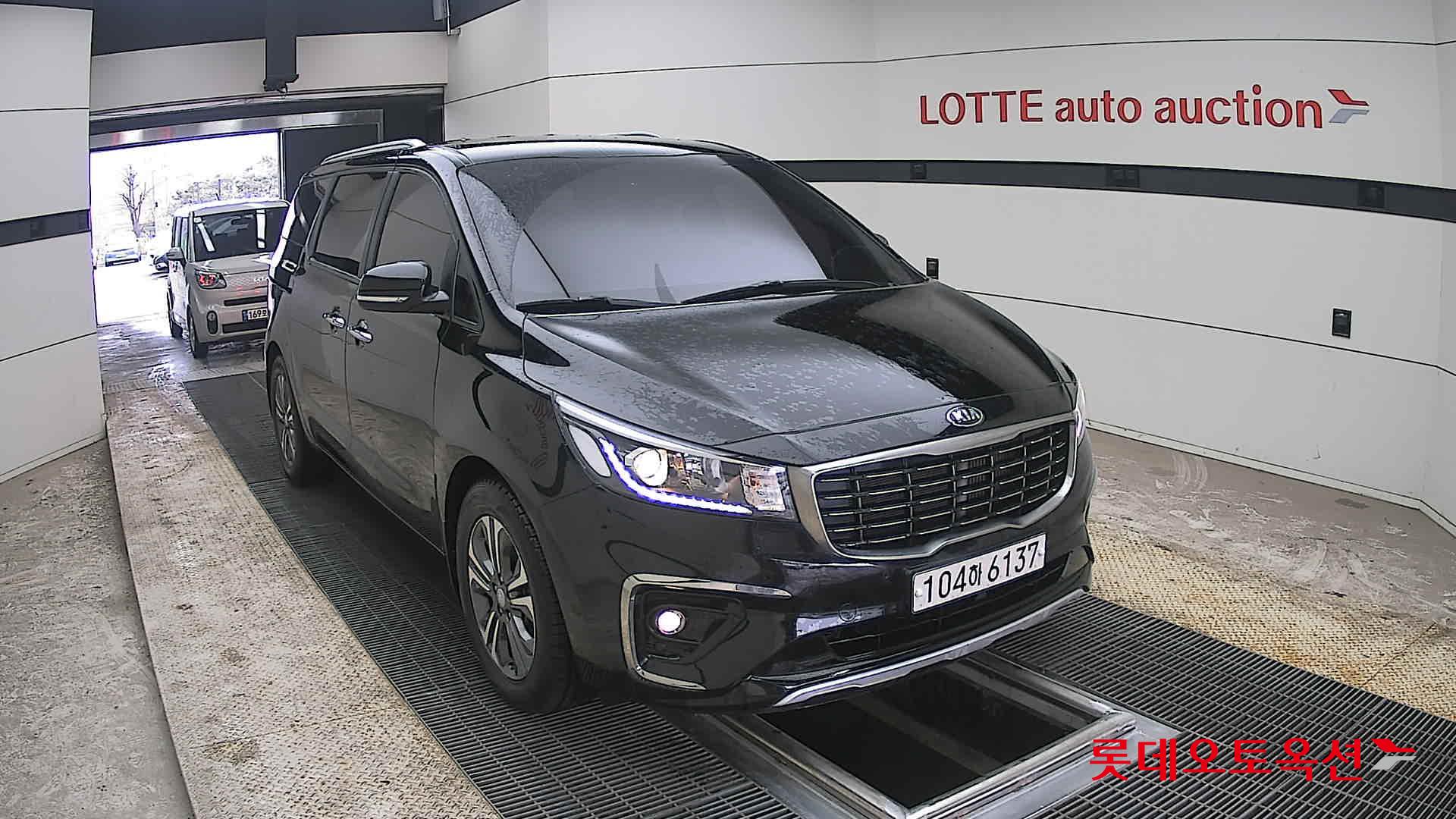 Kia New Carnival - 24