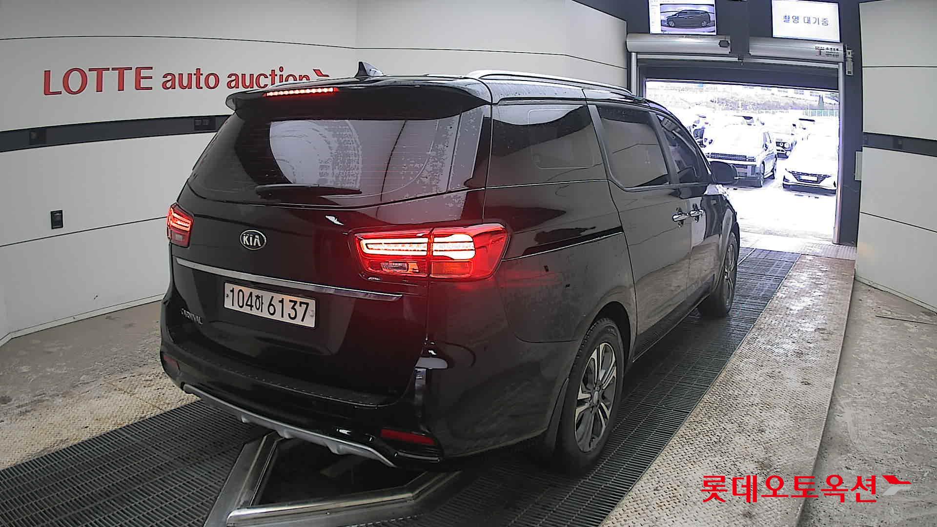 Kia New Carnival - 18