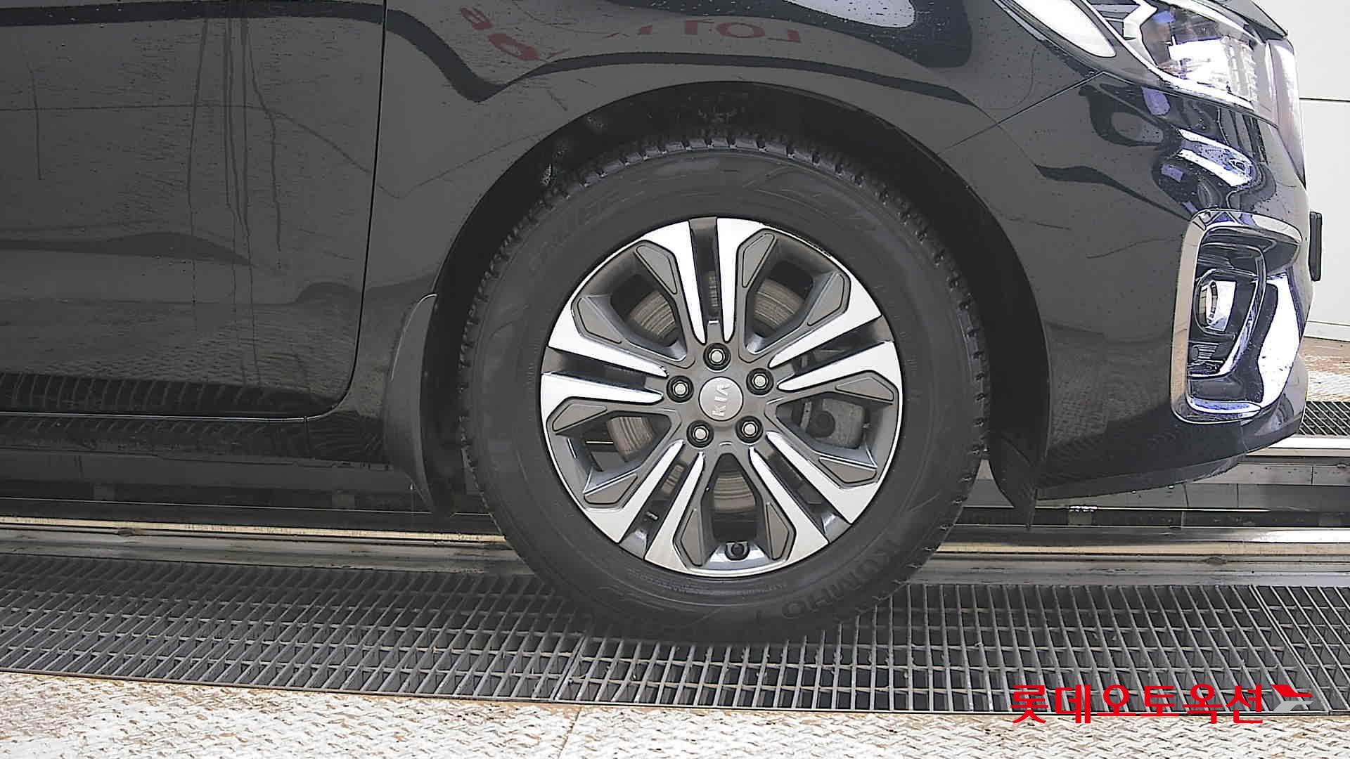 Kia New Carnival - 27