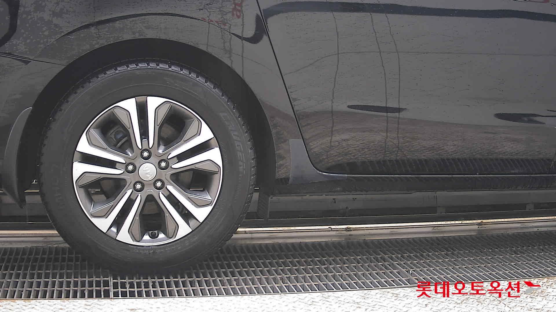 Kia New Carnival - 28