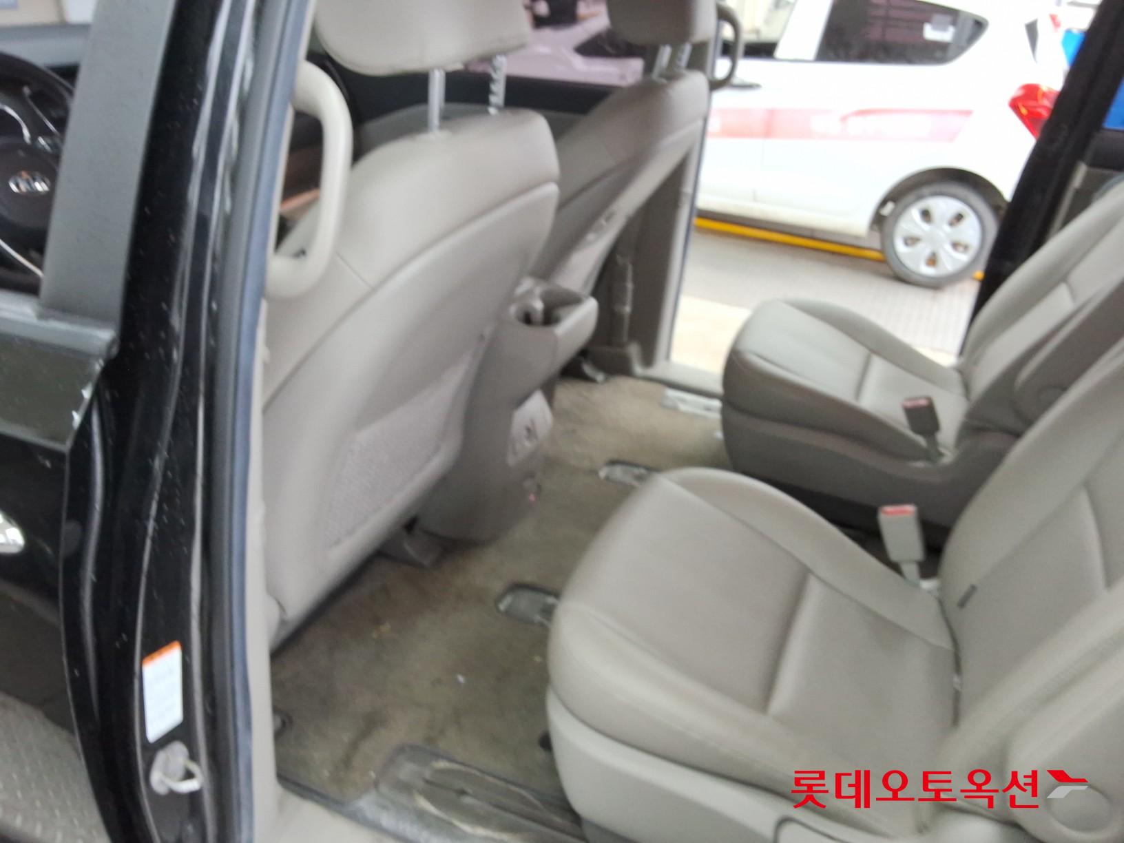 Kia New Carnival - 37