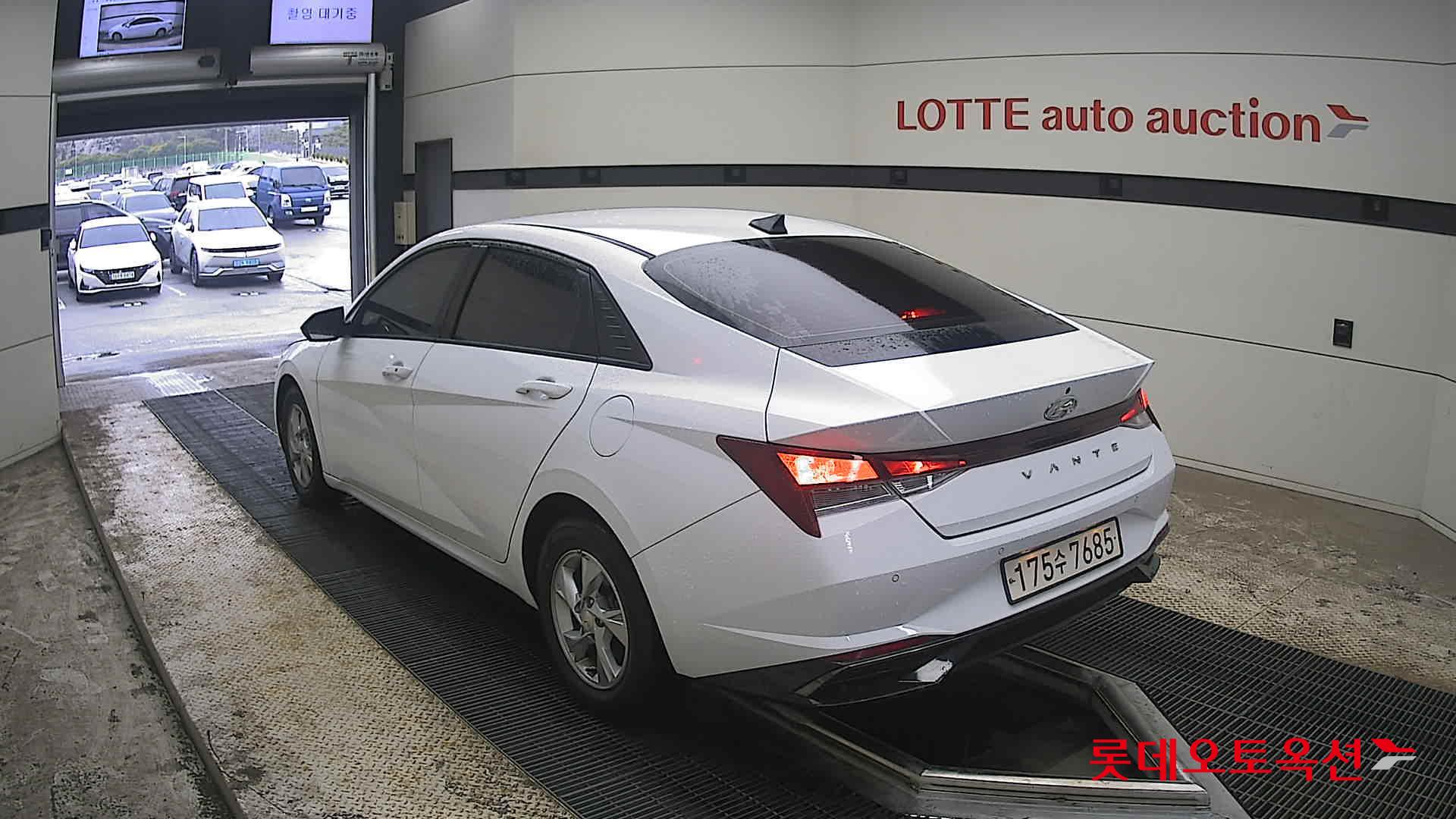Hyundai Elantra - 4