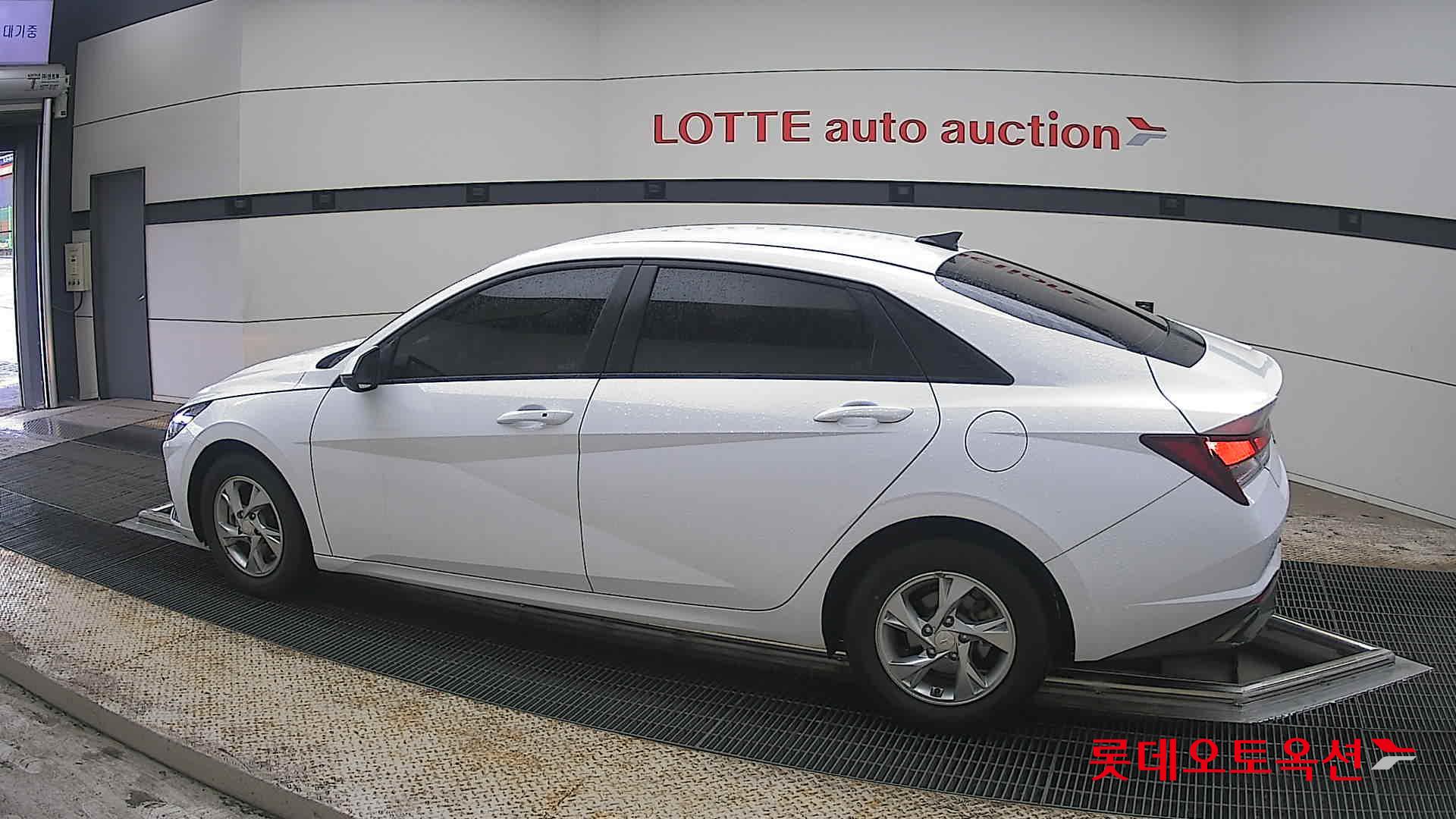 Hyundai Elantra - 14