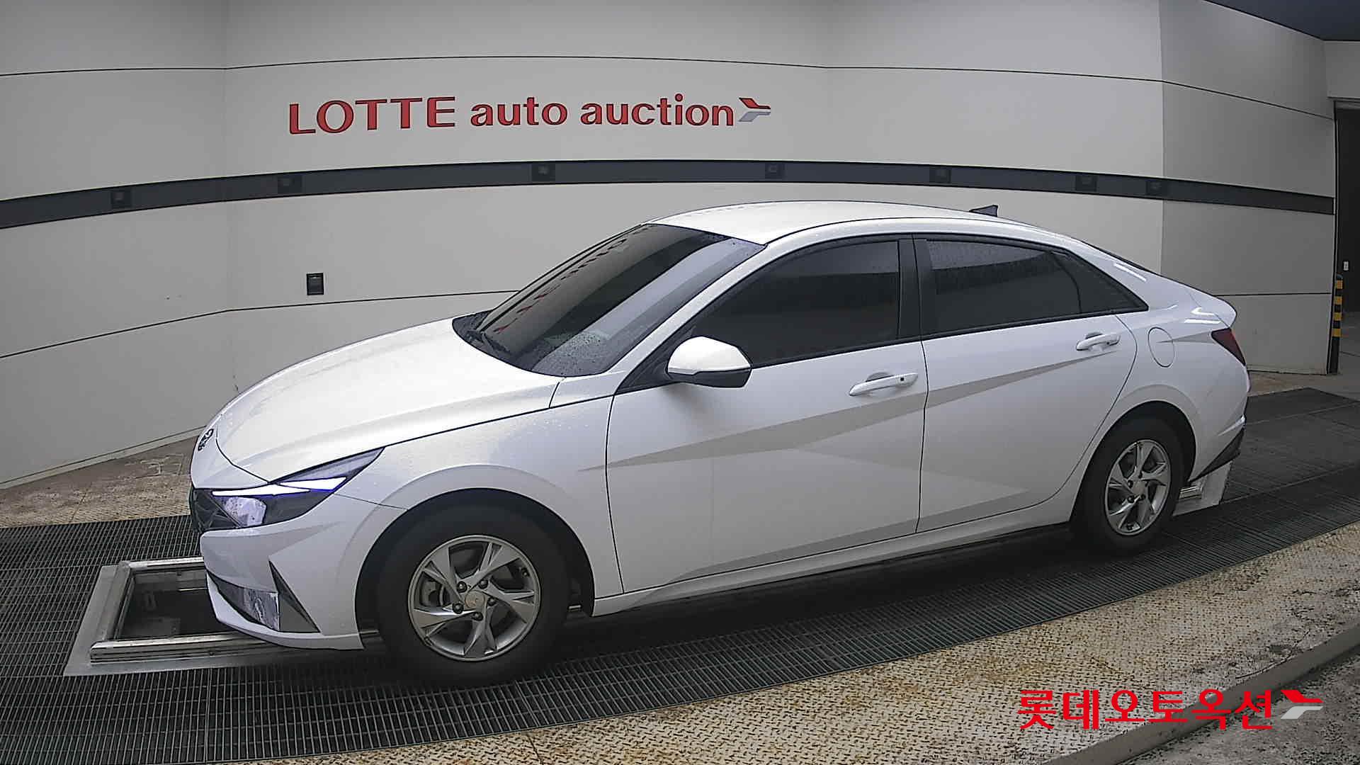 Hyundai Elantra - 12