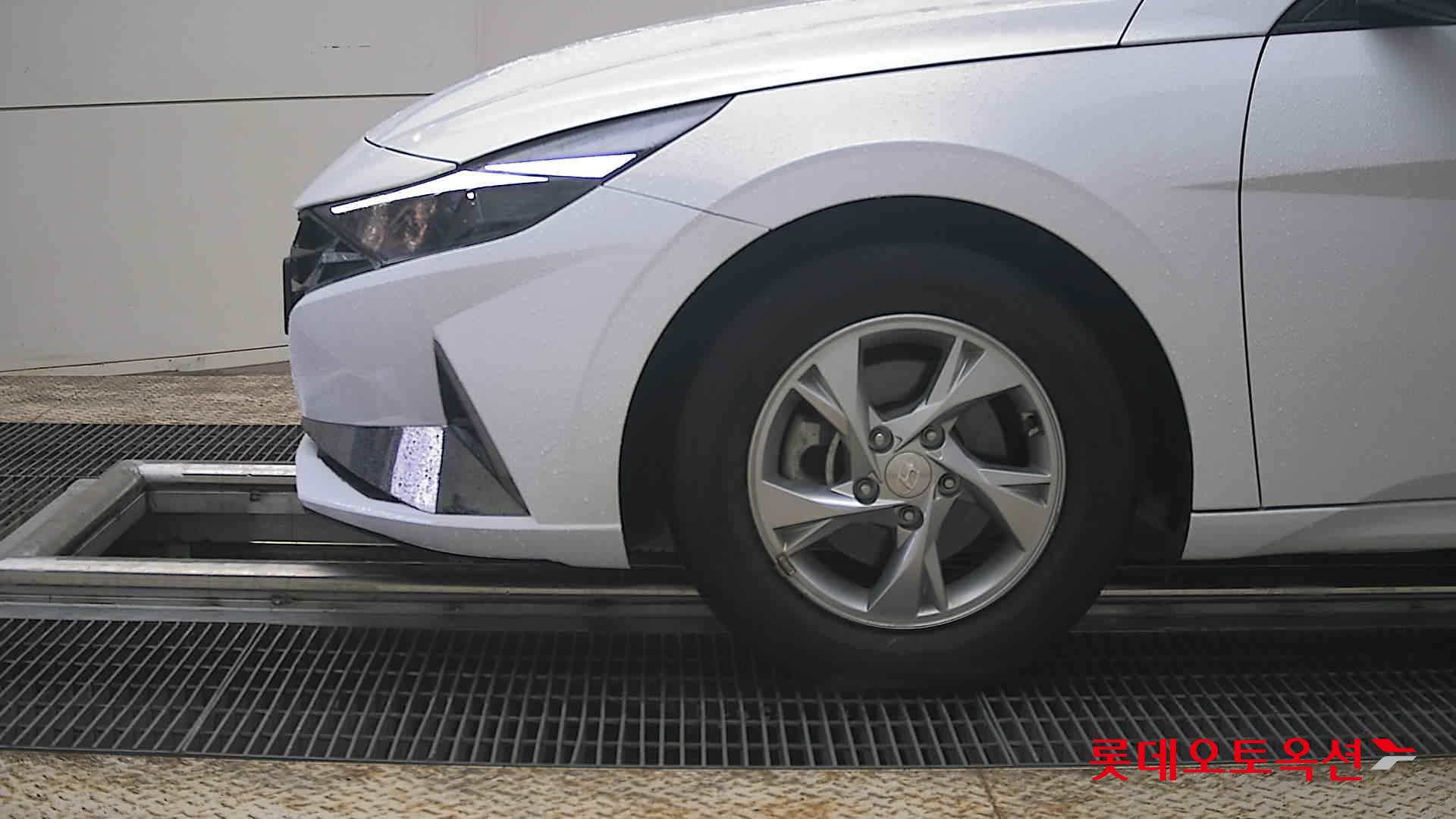 Hyundai Elantra - 25