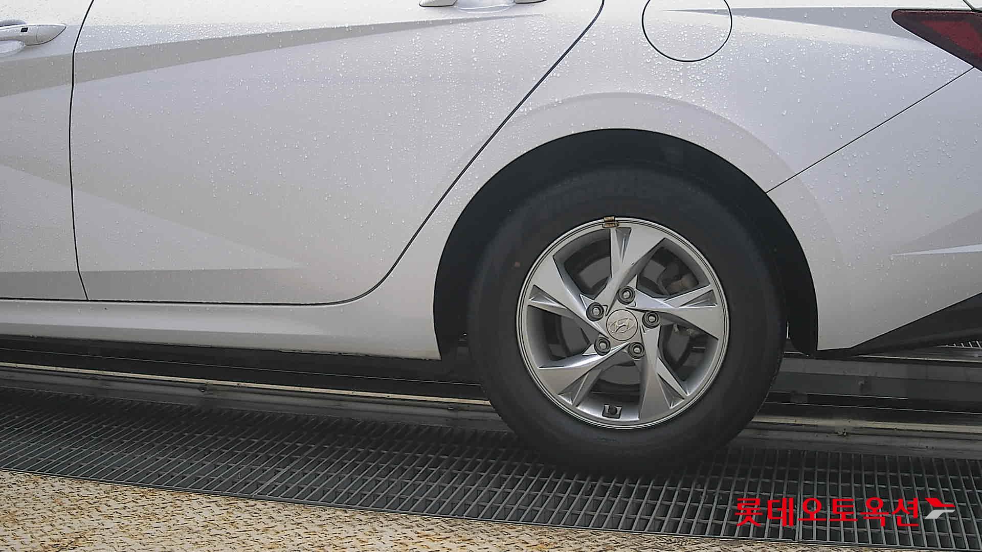 Hyundai Elantra - 26