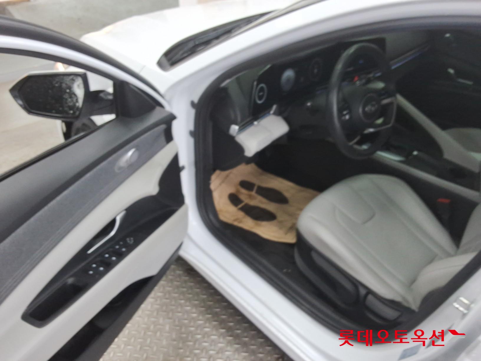 Hyundai Elantra - 36