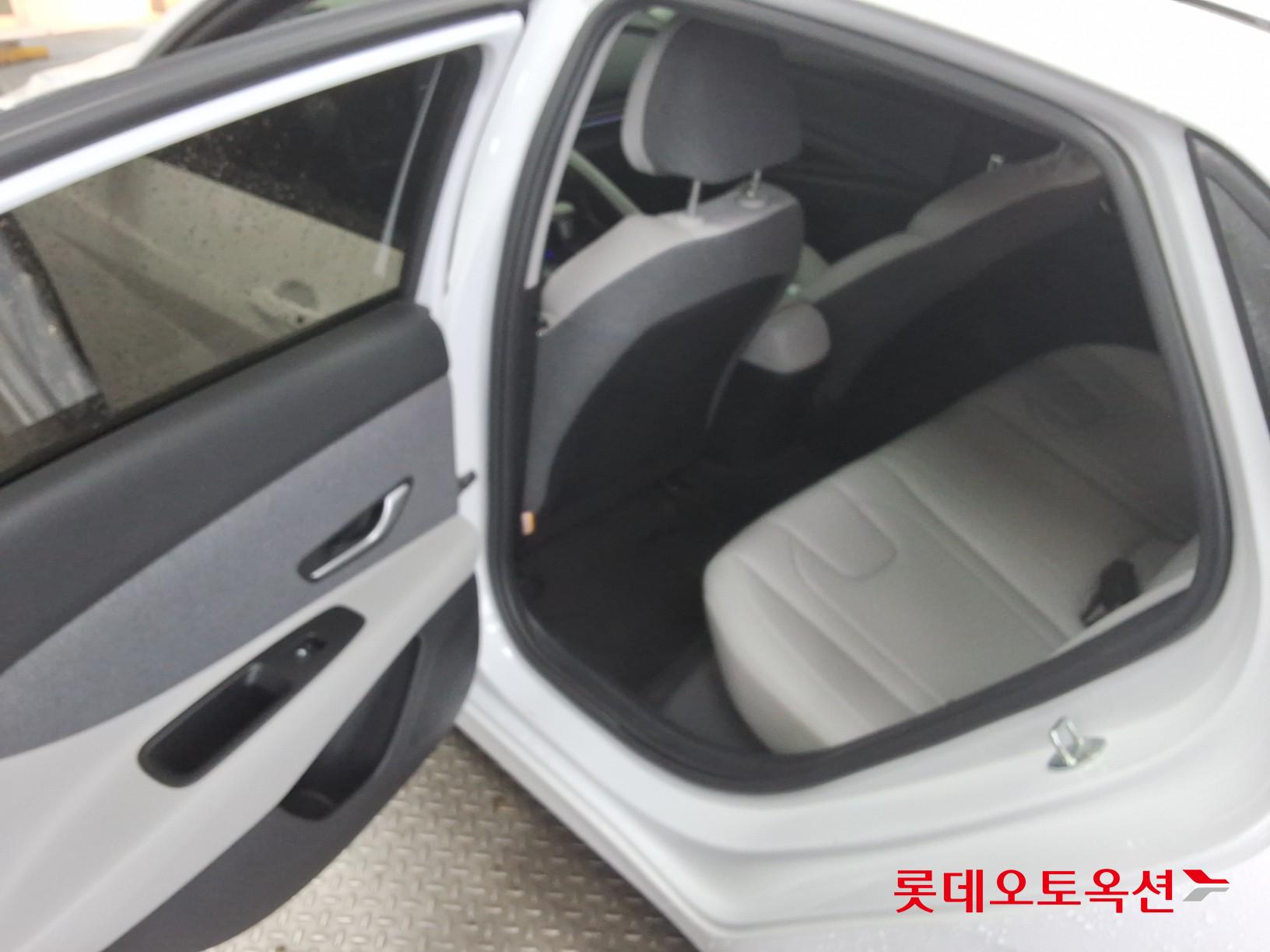 Hyundai Elantra - 37
