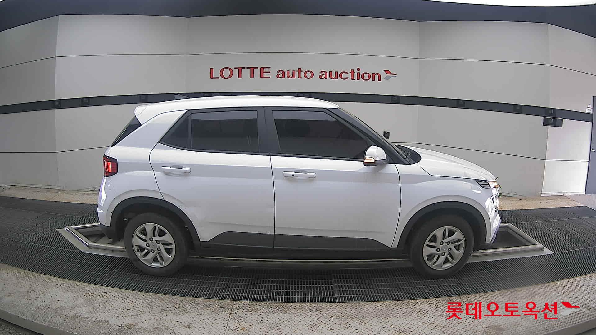 Hyundai Venue - 21