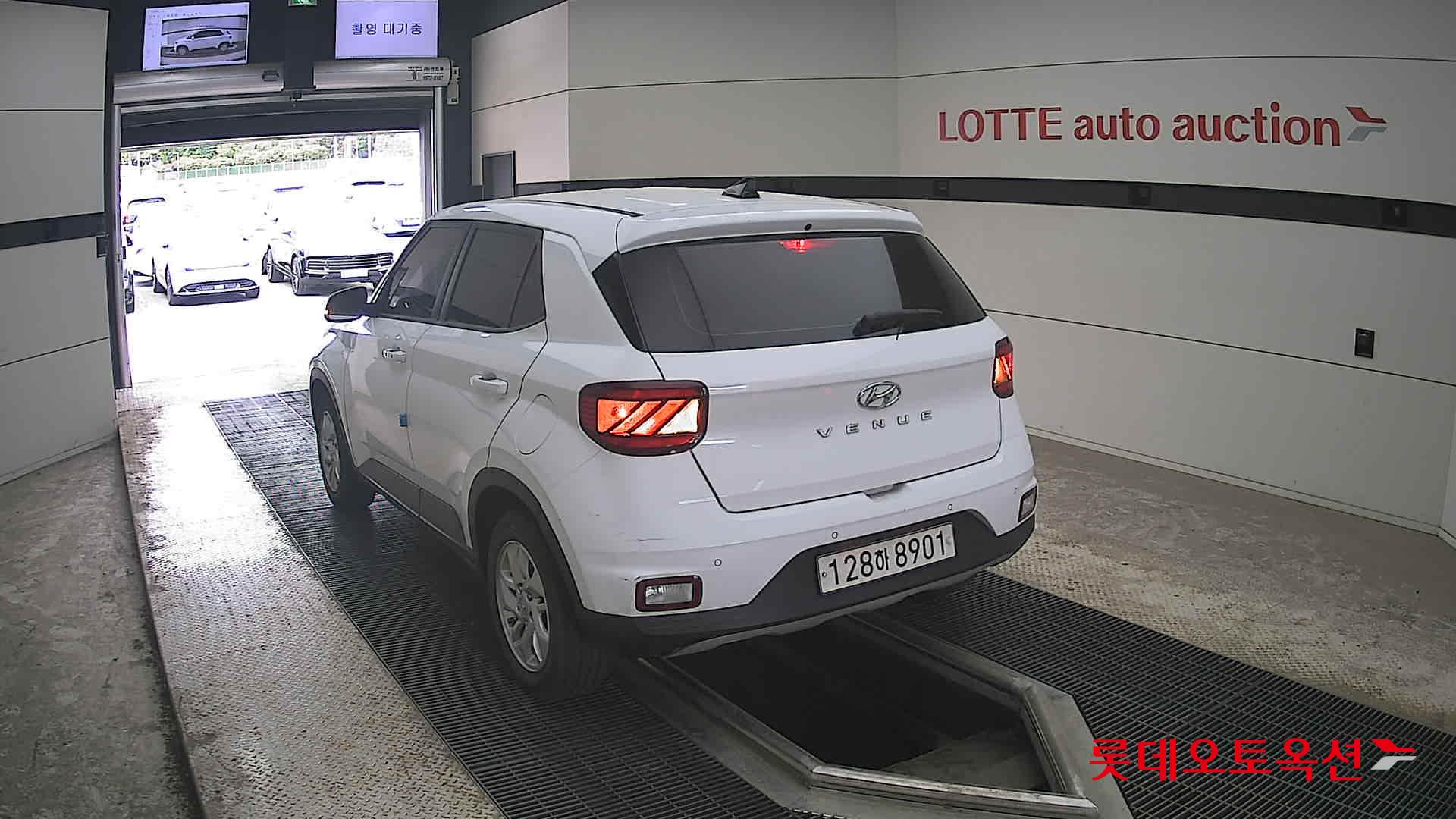 Hyundai Venue - 16