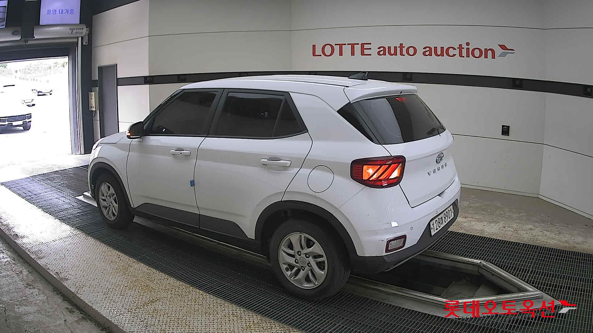 Hyundai Venue - 15