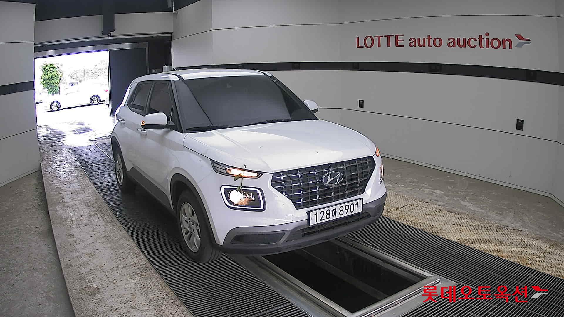 Hyundai Venue - 24