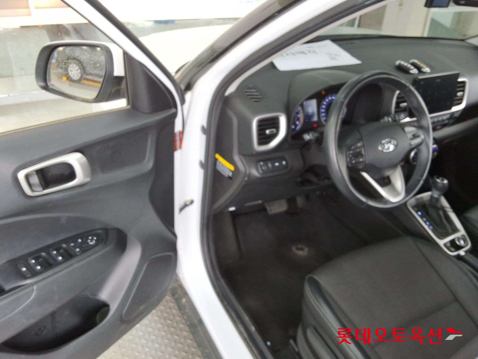 Hyundai Venue - 37