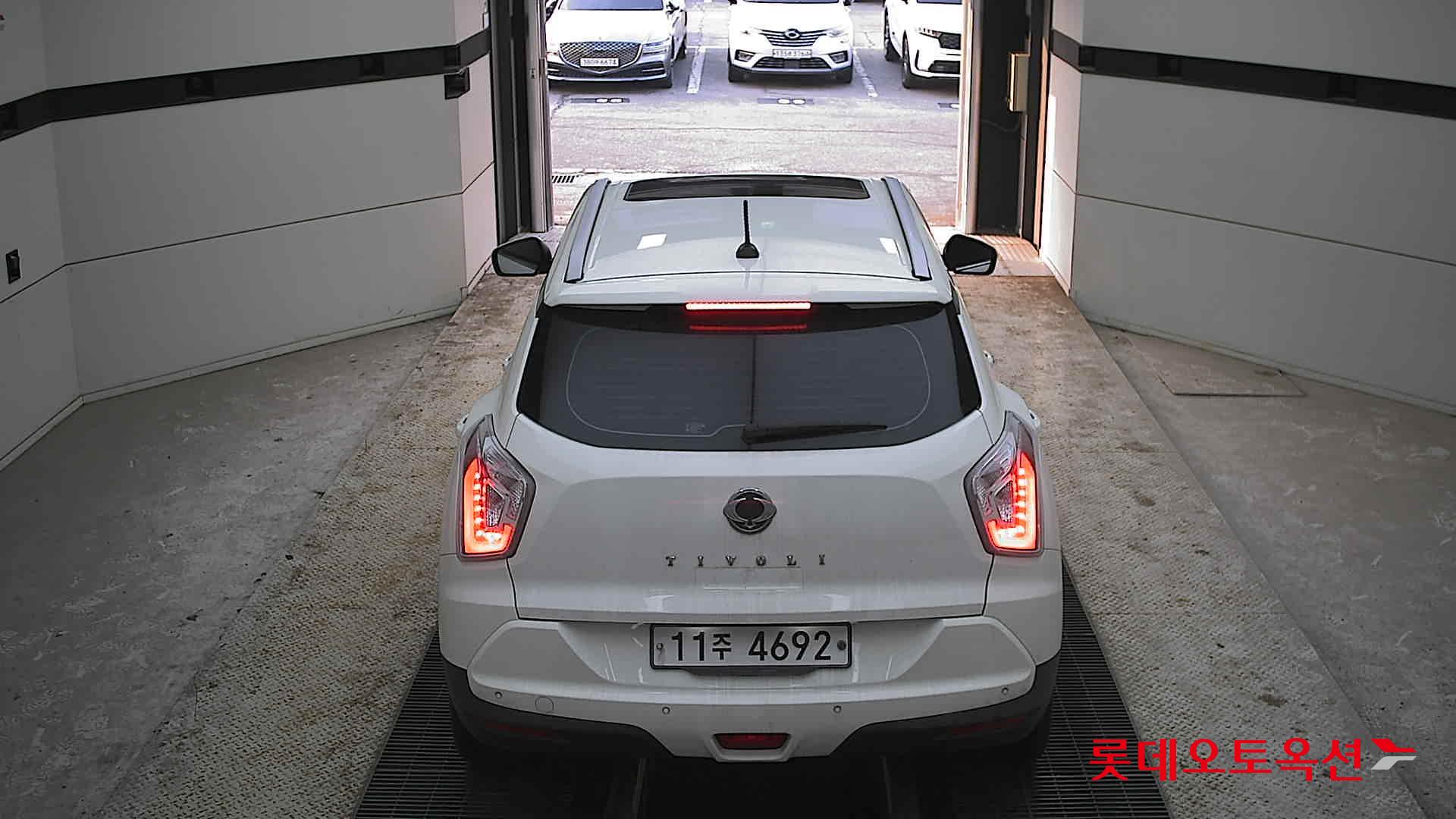 KG Mobility Tivoli 2015 - Image 17