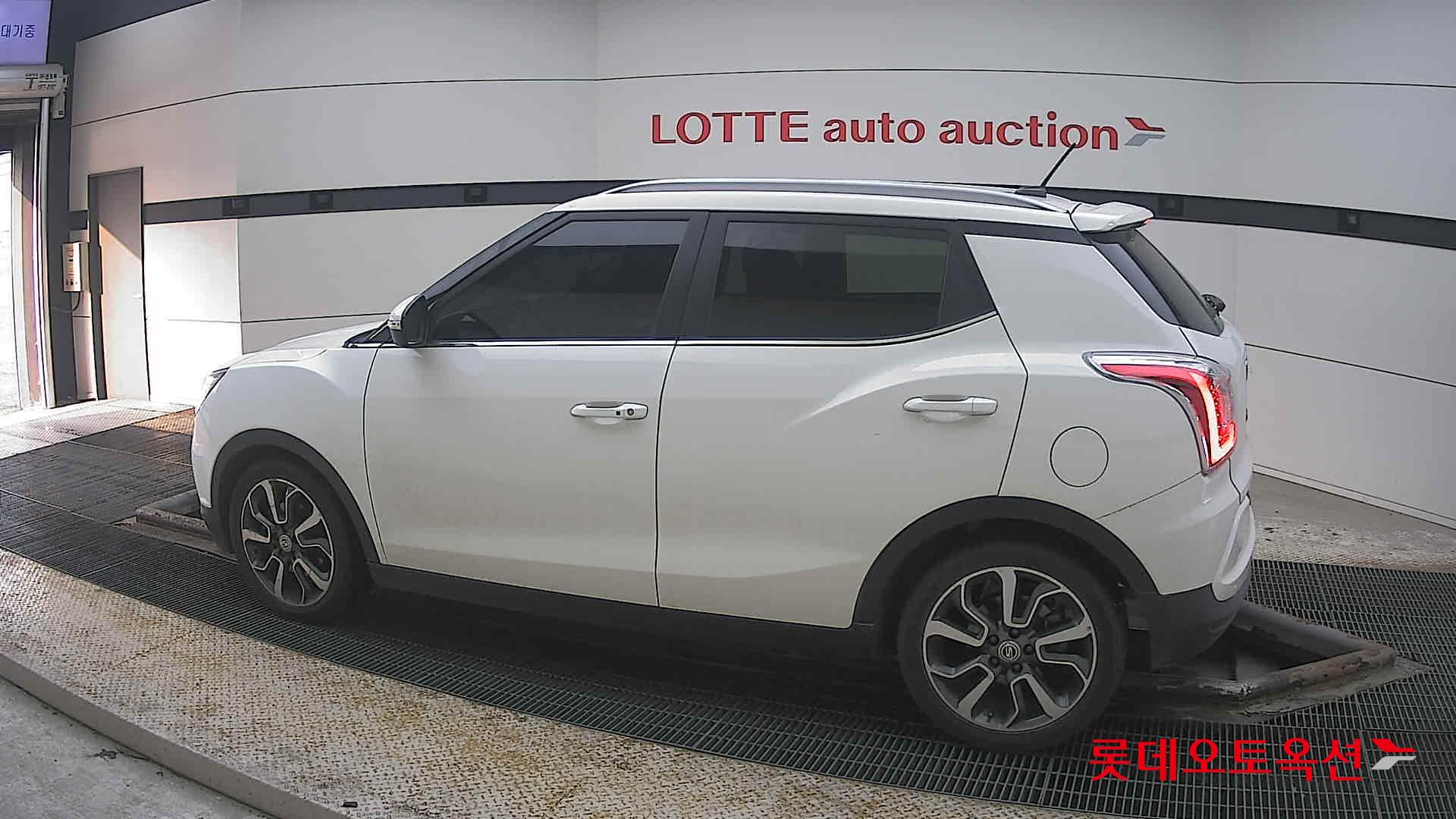 KG Mobility Tivoli 2015 - Image 14