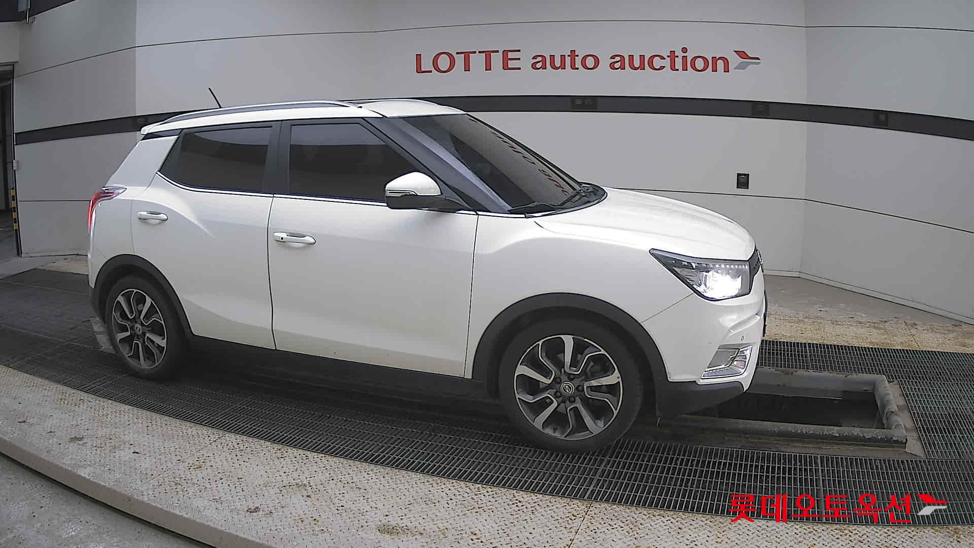 KG Mobility Tivoli 2015 - Image 22