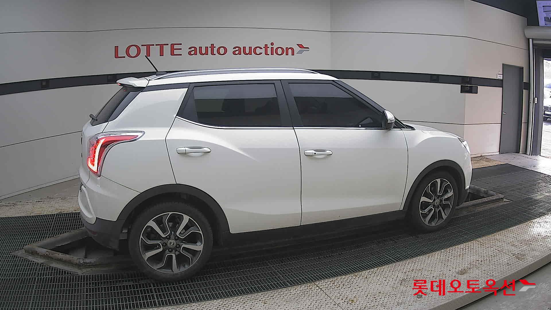 KG Mobility Tivoli 2015 - Image 20