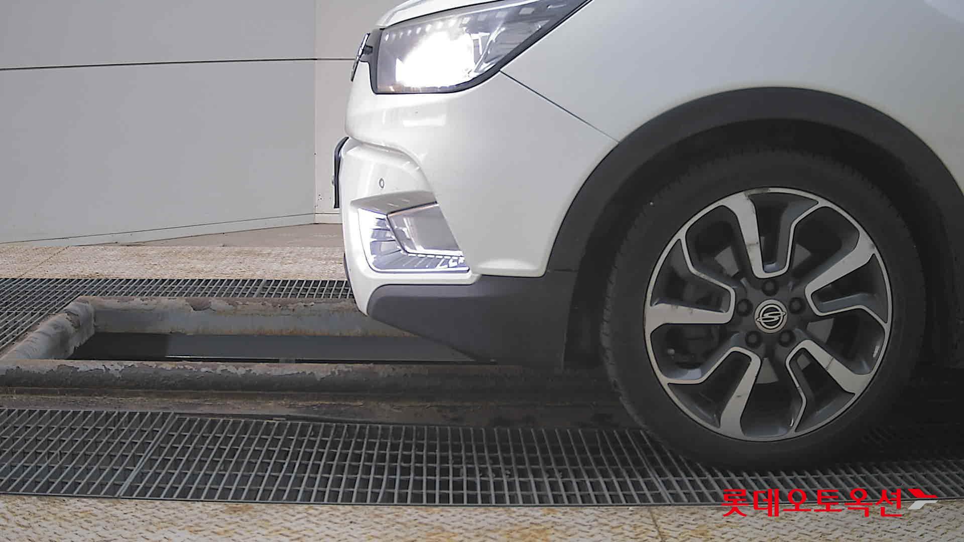 KG Mobility Tivoli 2015 - Image 25